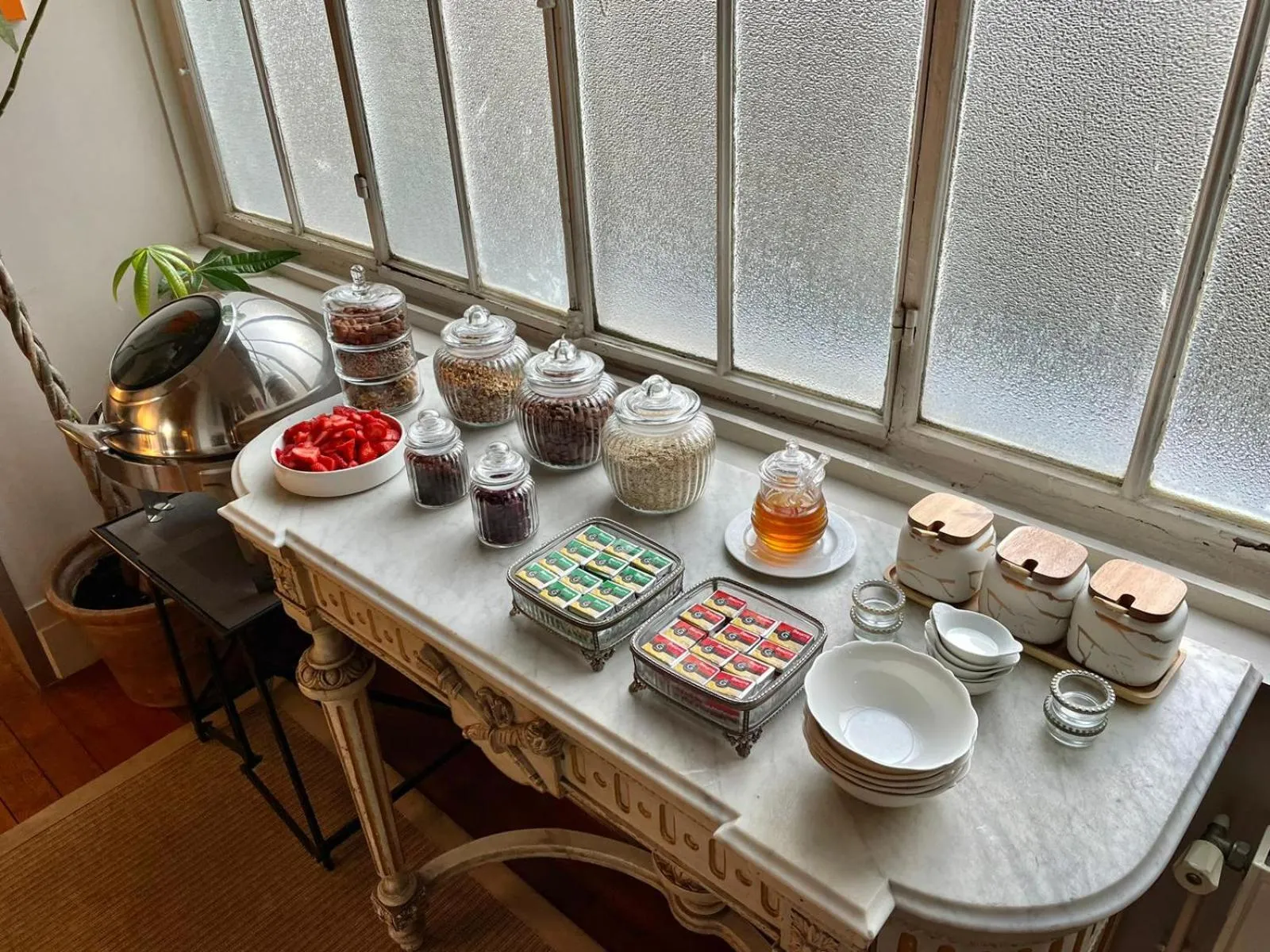 Buffet breakfast in L'Hôtel Particulier Bordeaux