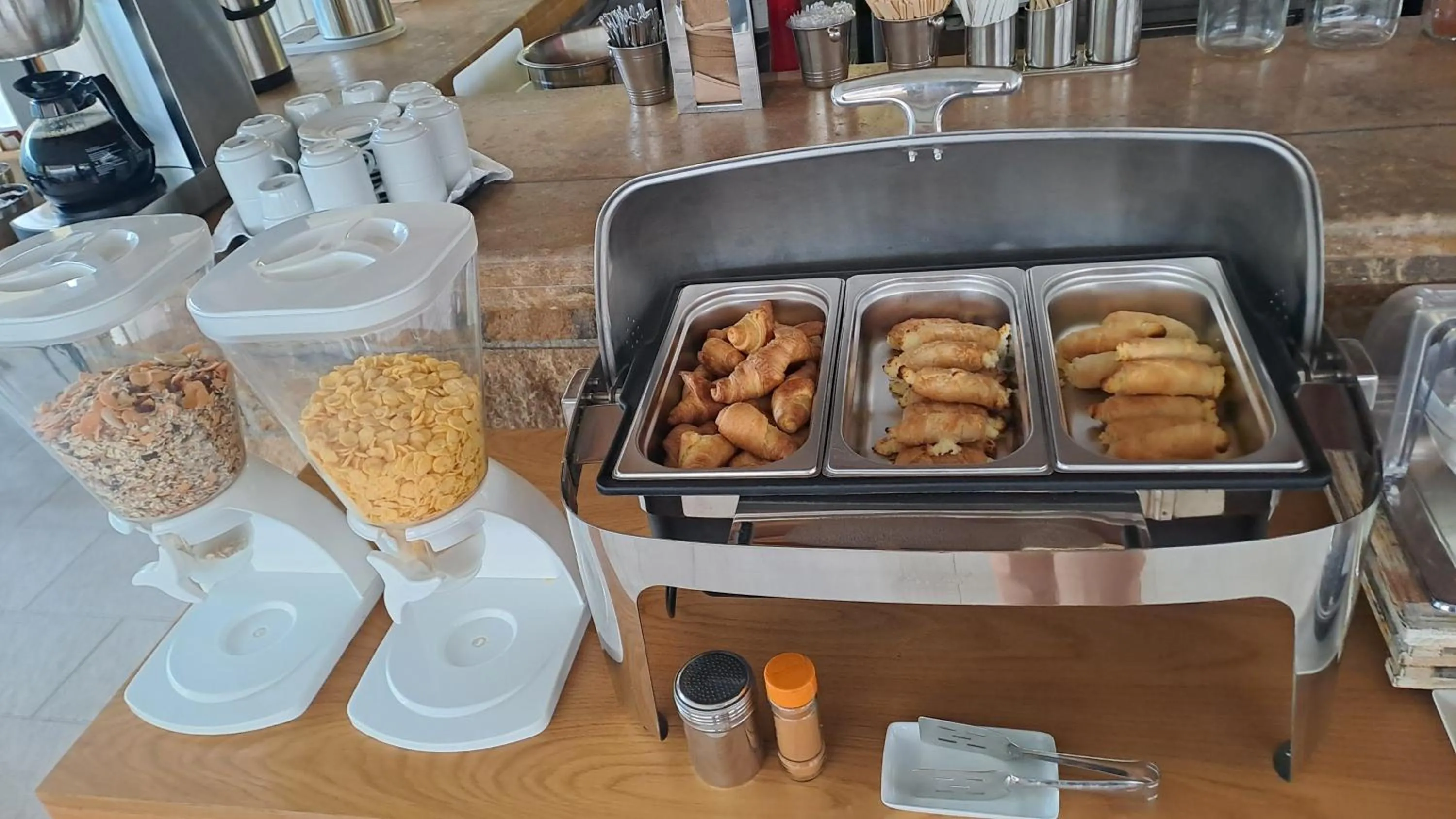 Breakfast in Artemis Plaza