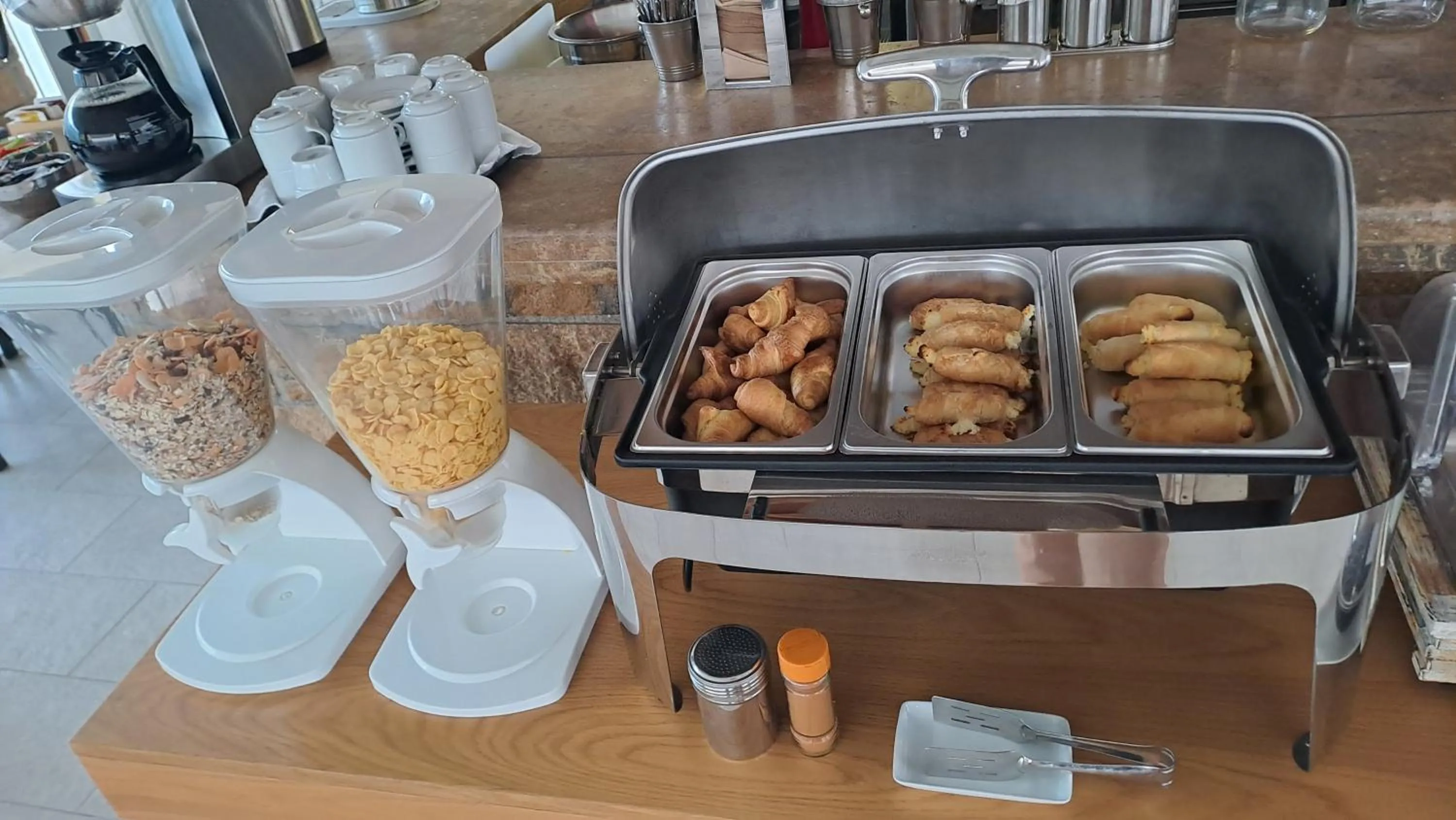 Breakfast in Artemis Plaza