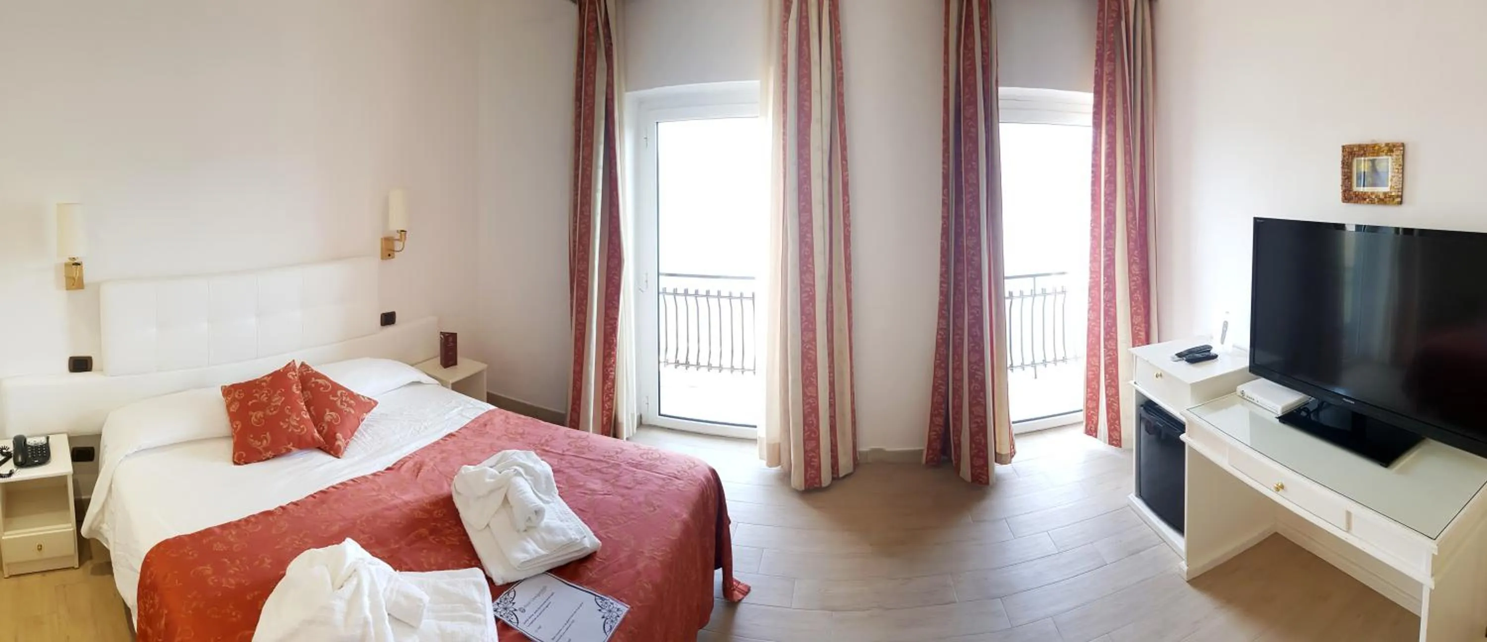 Bedroom, Bed in Hotel Castel Gandolfo