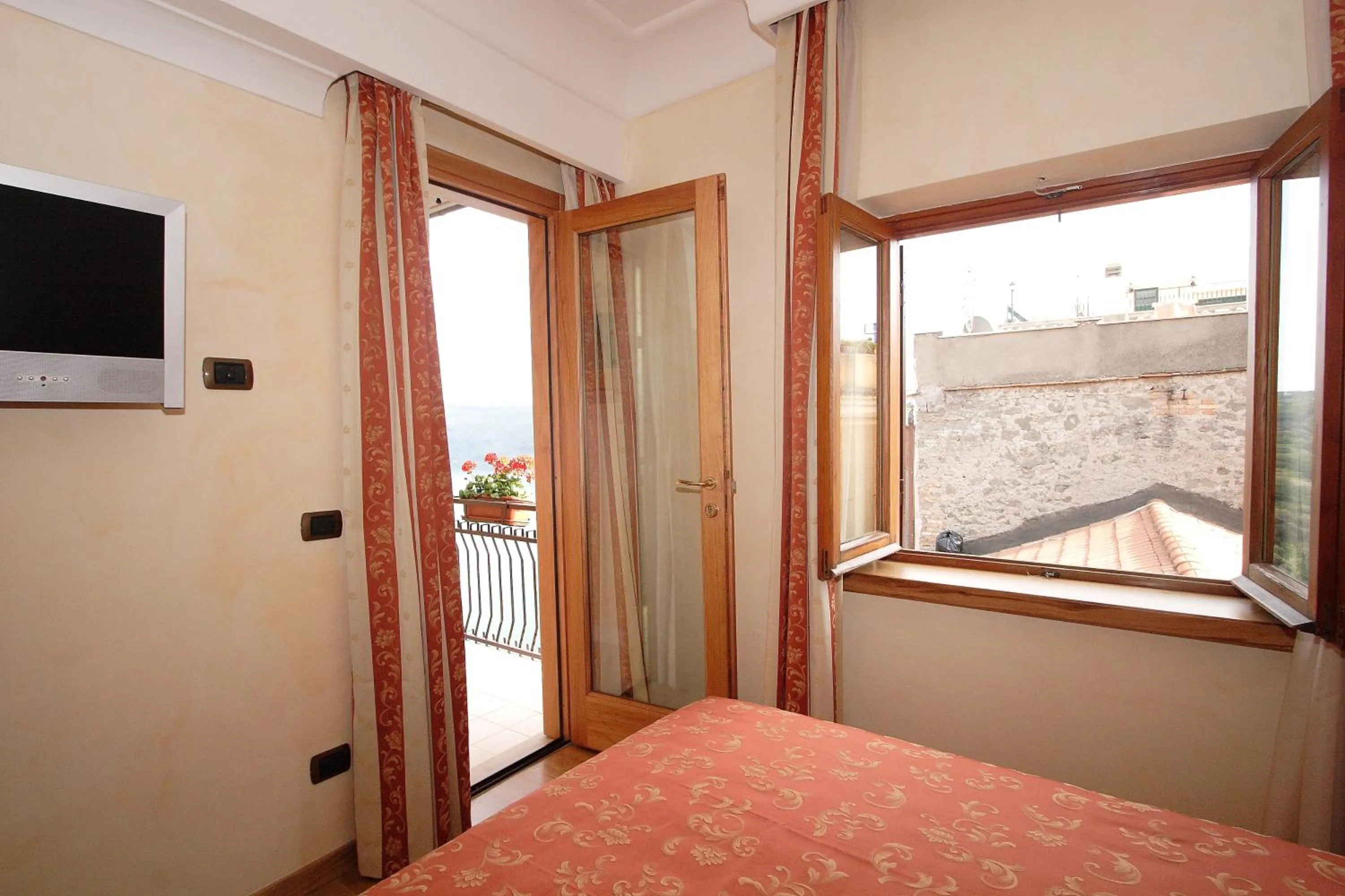 Balcony/Terrace, Bed in Hotel Castel Gandolfo