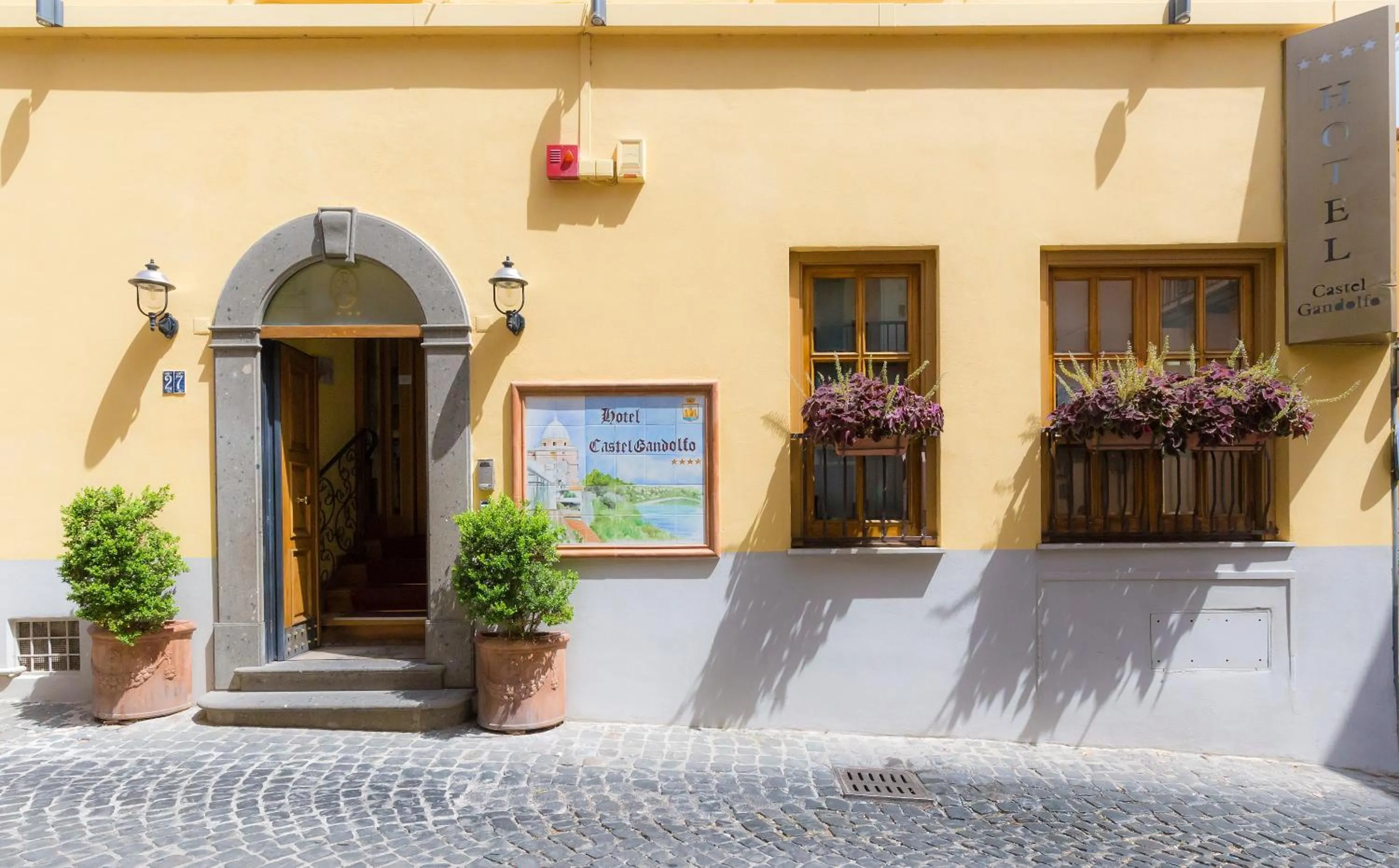 Facade/entrance in Hotel Castel Gandolfo