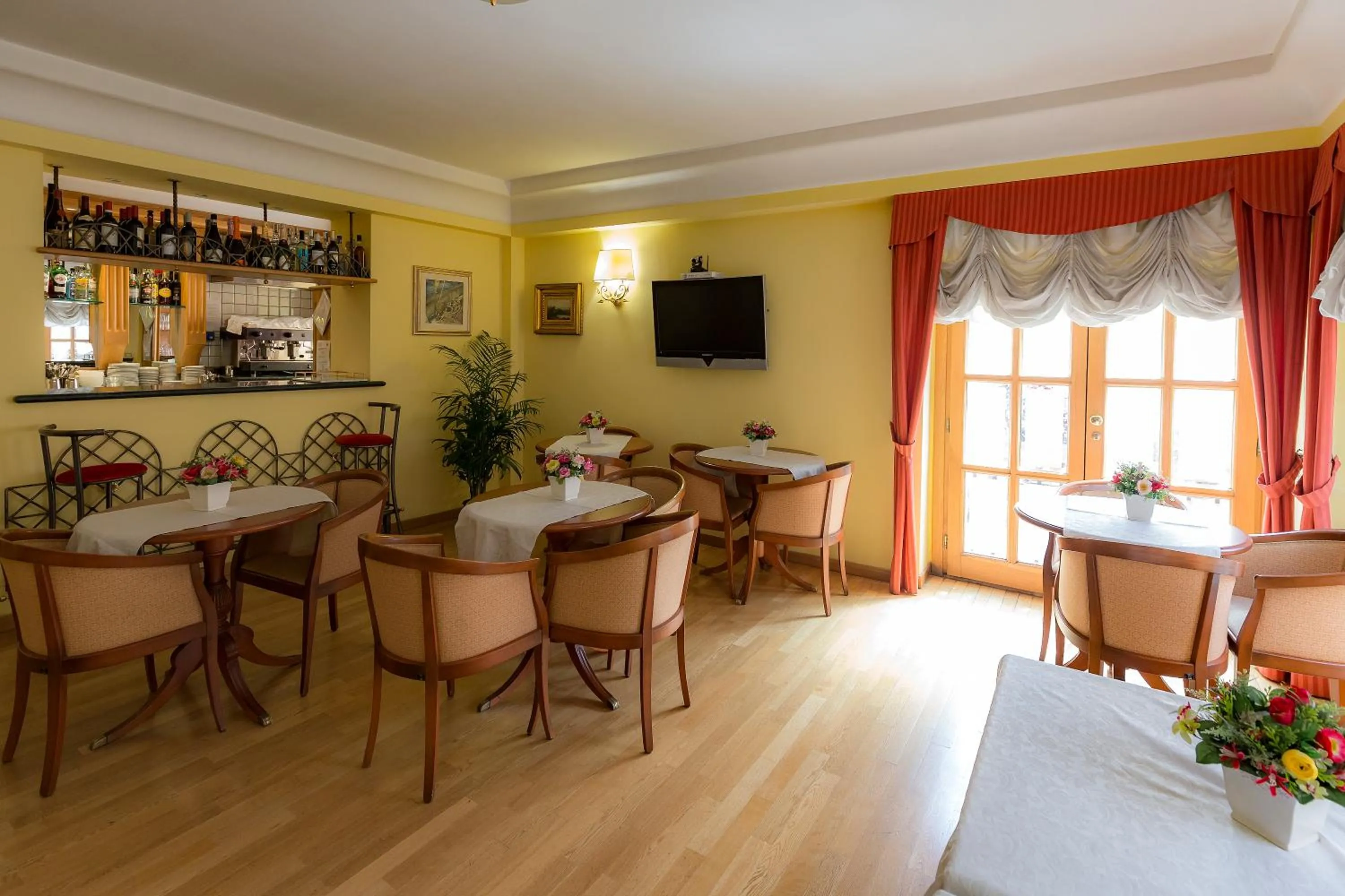 Restaurant/places to eat in Hotel Castel Gandolfo