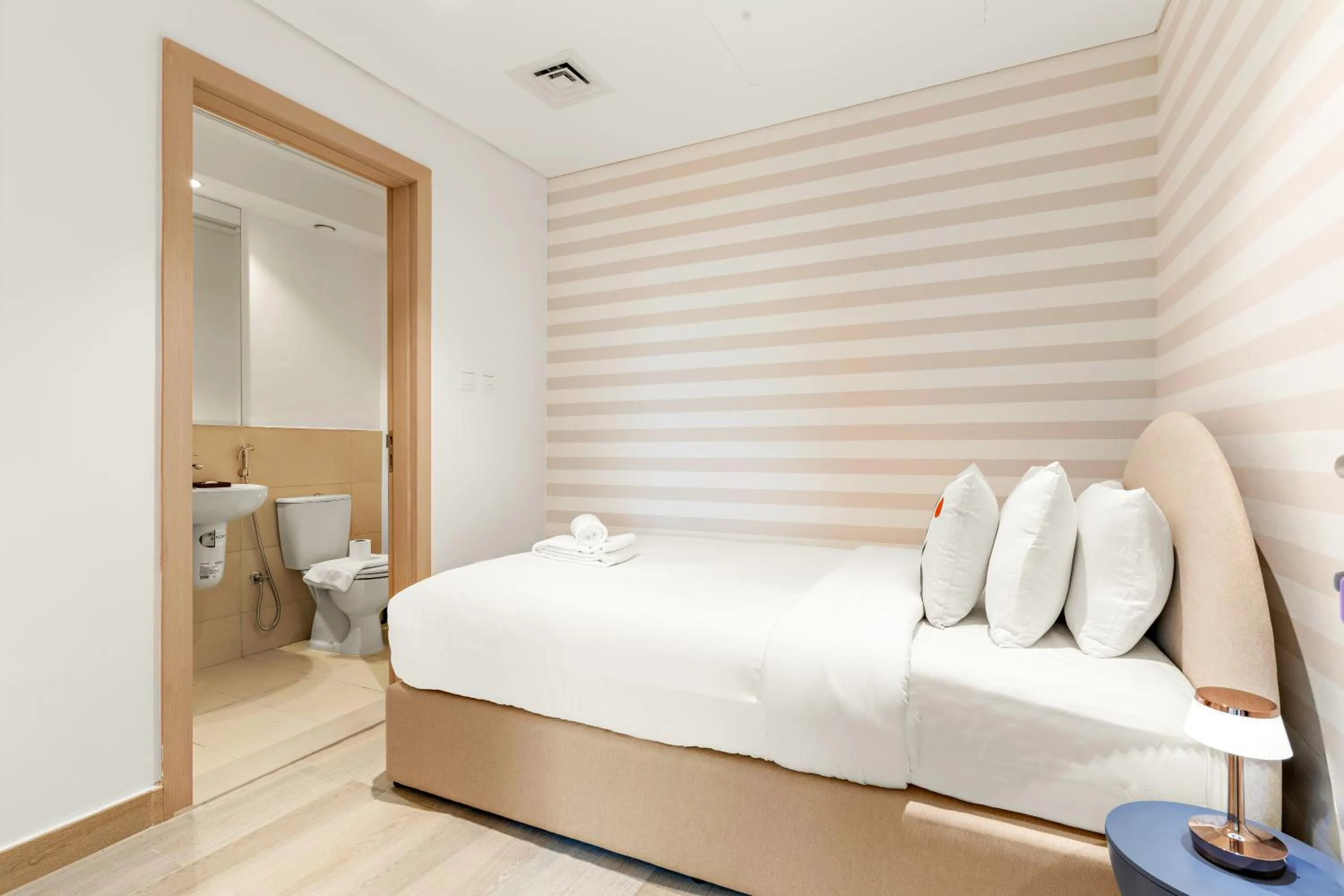 Bedroom, Bed in Desert Key - Perfectly Located Yas Island Premier Apts