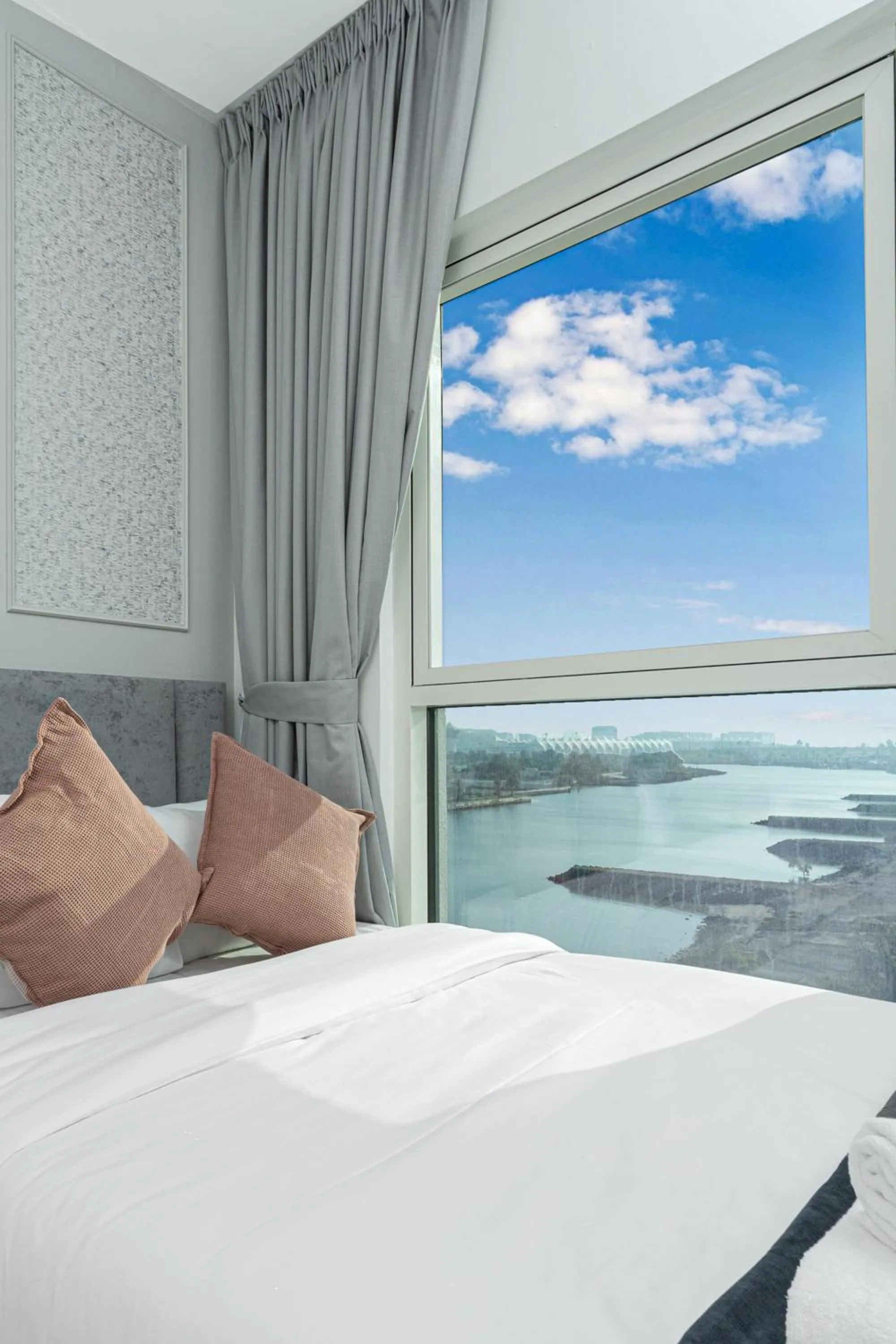 Bedroom, Bed in Desert Key - Perfectly Located Yas Island Premier Apts