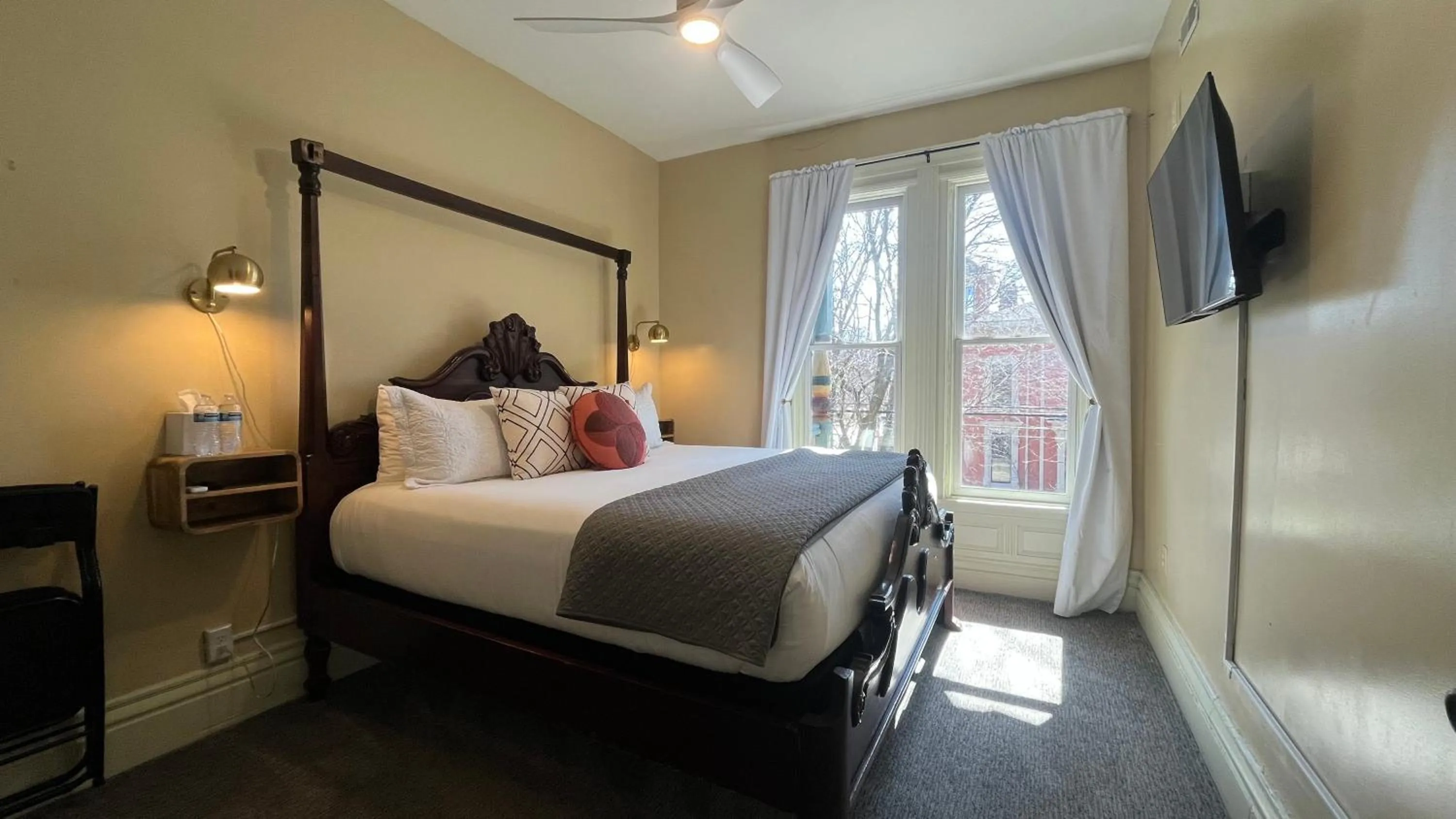 TV and multimedia, Bed in Stone Gables Inn