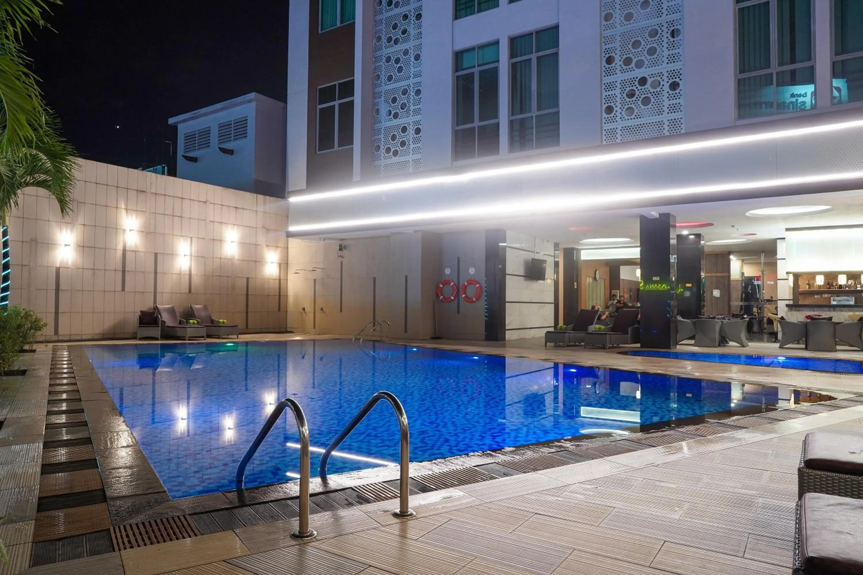 Swimming pool in Nagoya Hill Hotel Batam