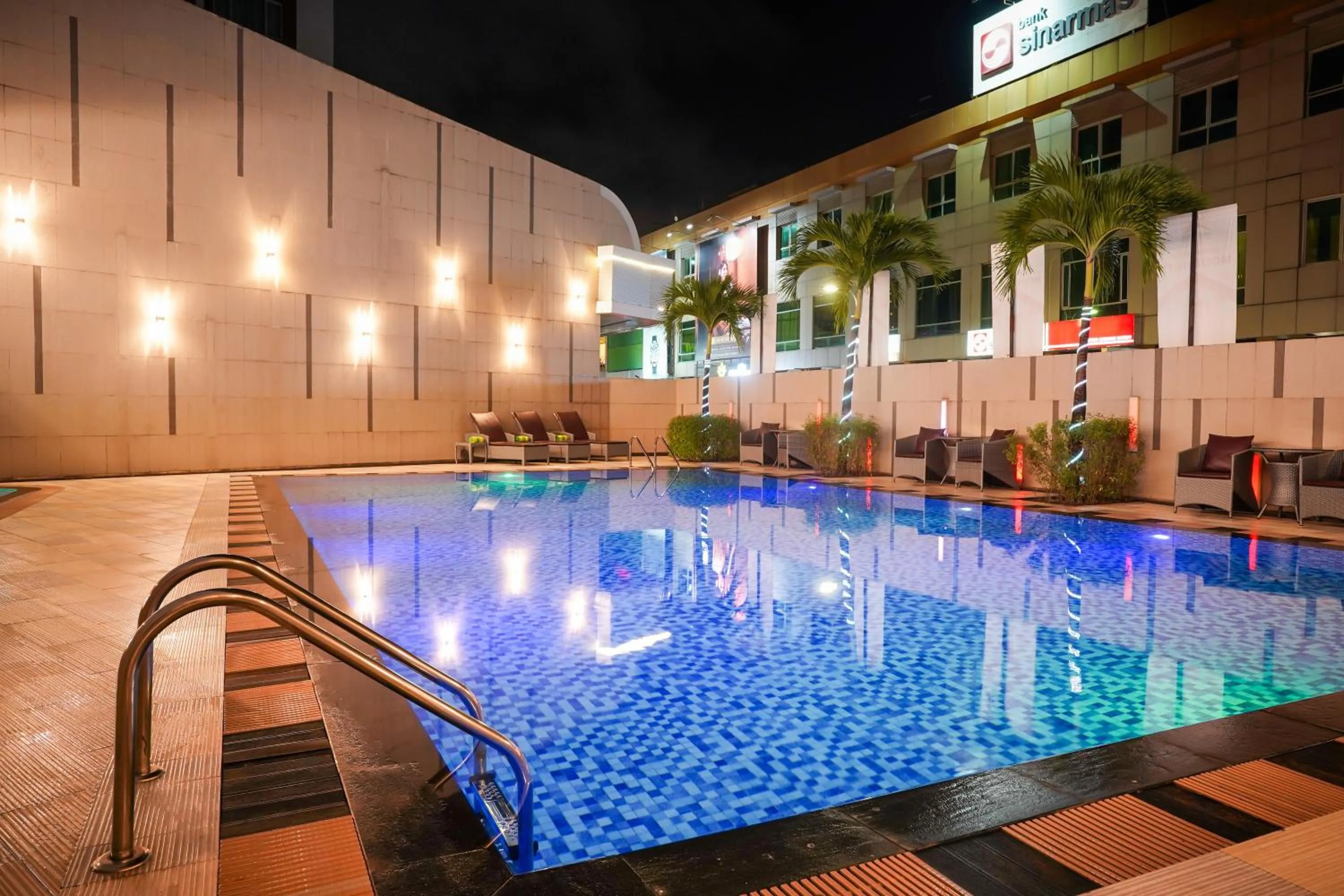 Swimming pool in Nagoya Hill Hotel Batam