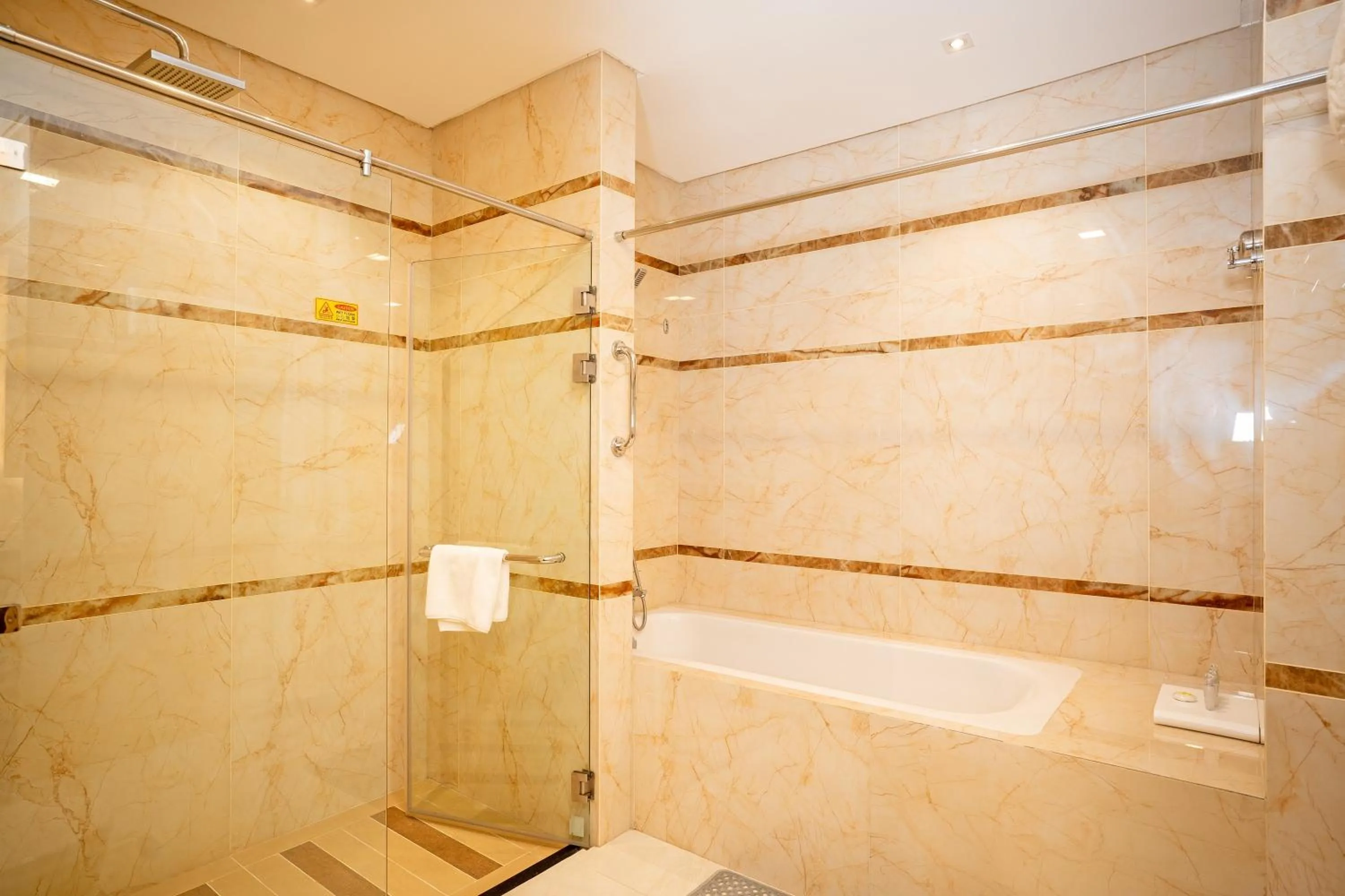 Bath in Nagoya Hill Hotel Batam