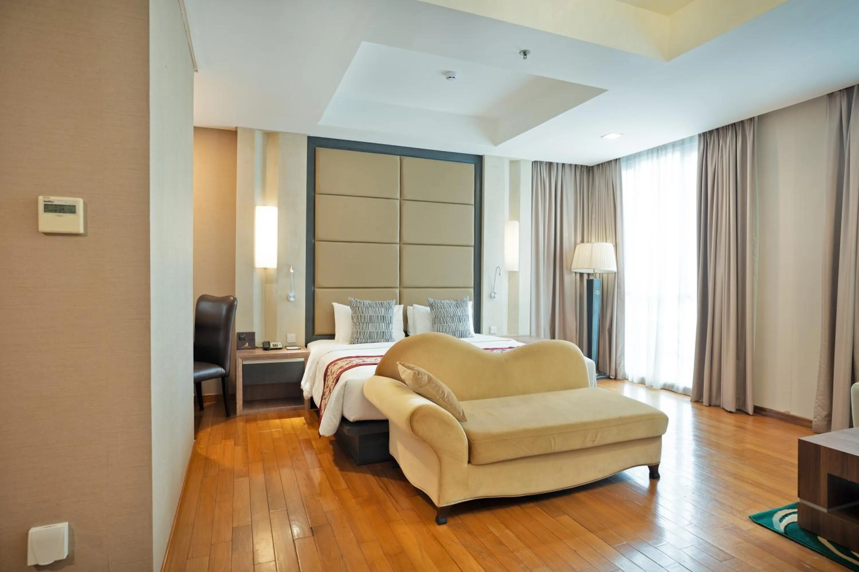 Bedroom, Bed in Nagoya Hill Hotel Batam