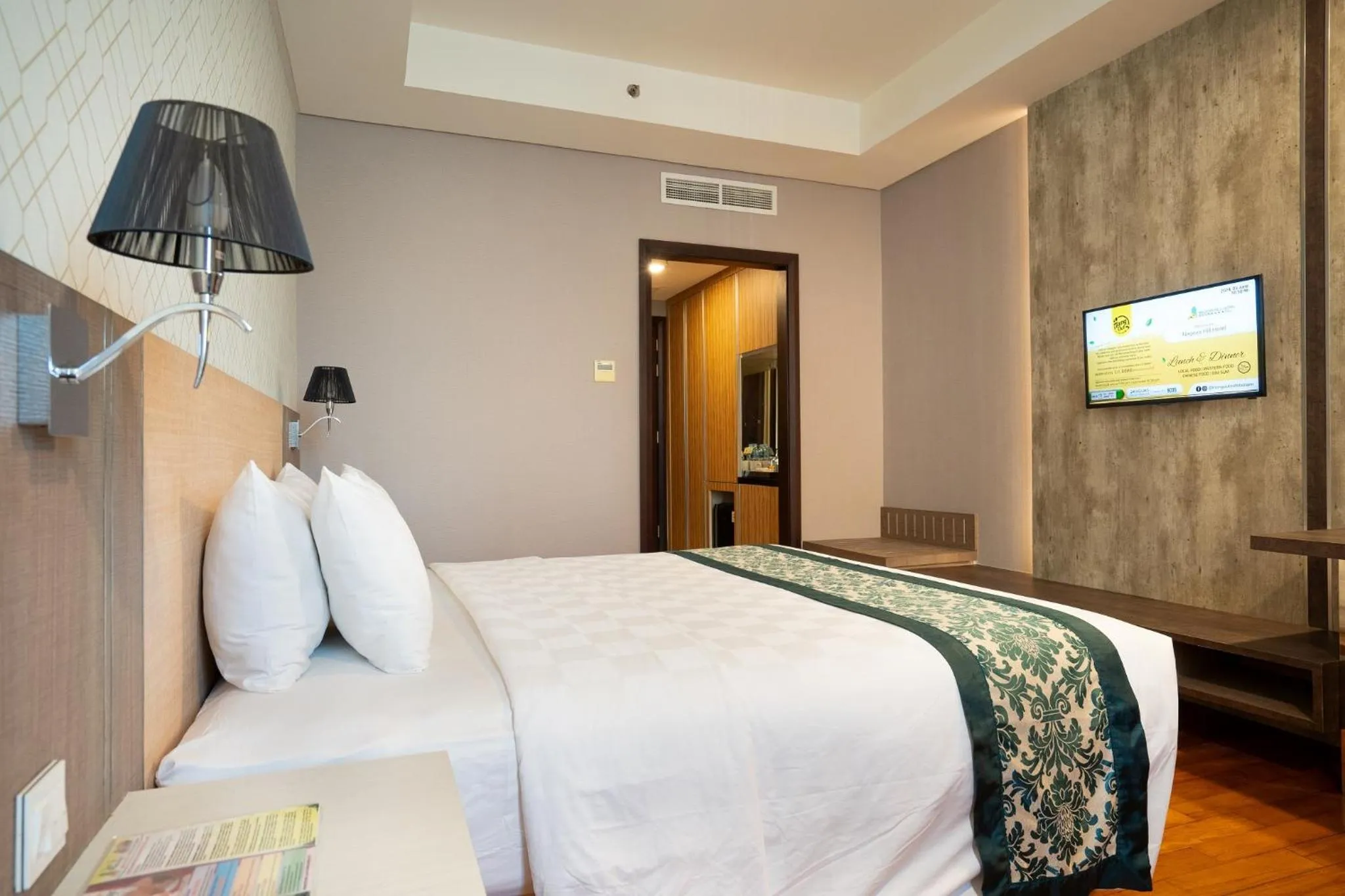 Bedroom, Bed in Nagoya Hill Hotel Batam