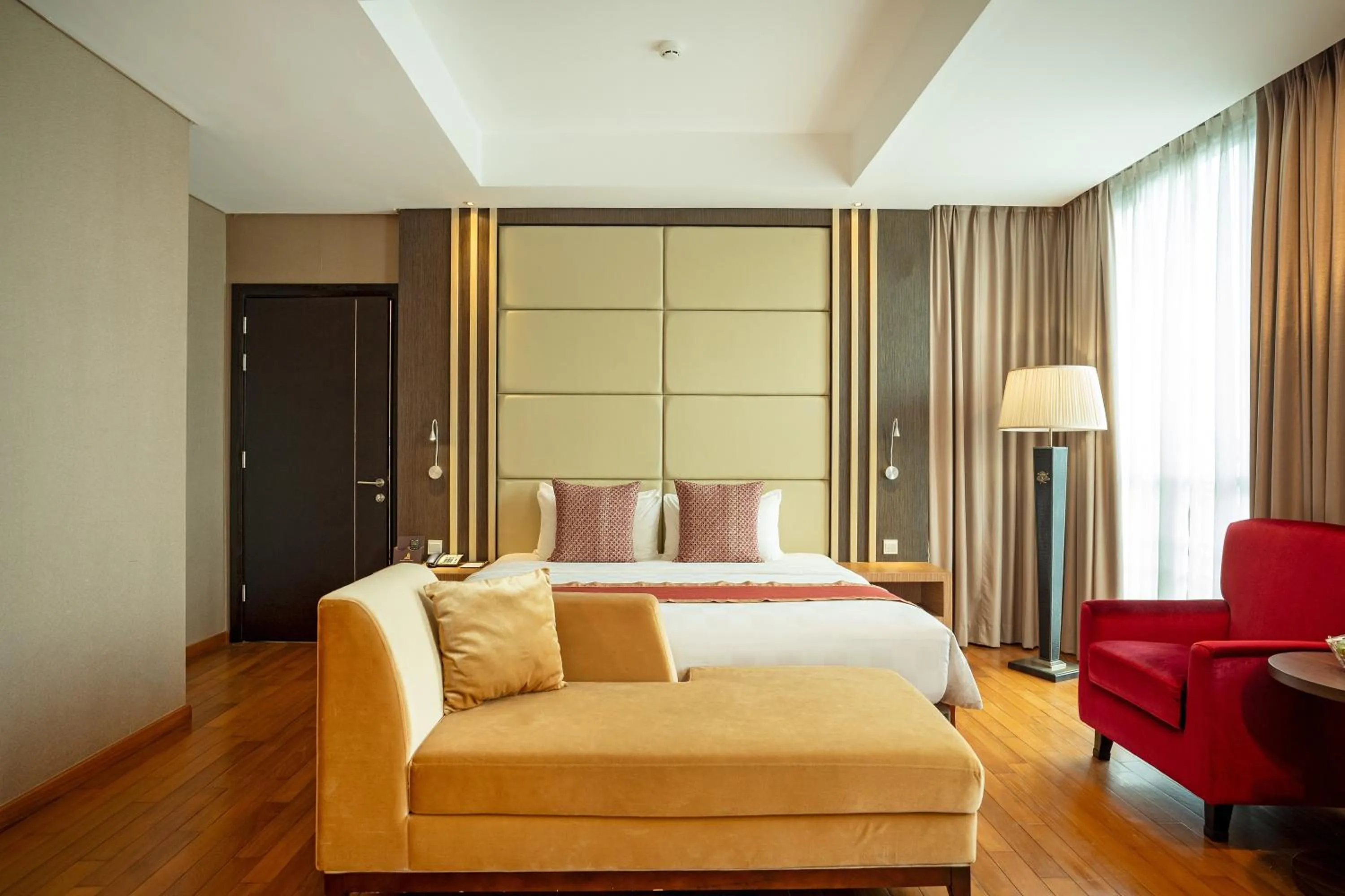 Bedroom, Bed in Nagoya Hill Hotel Batam