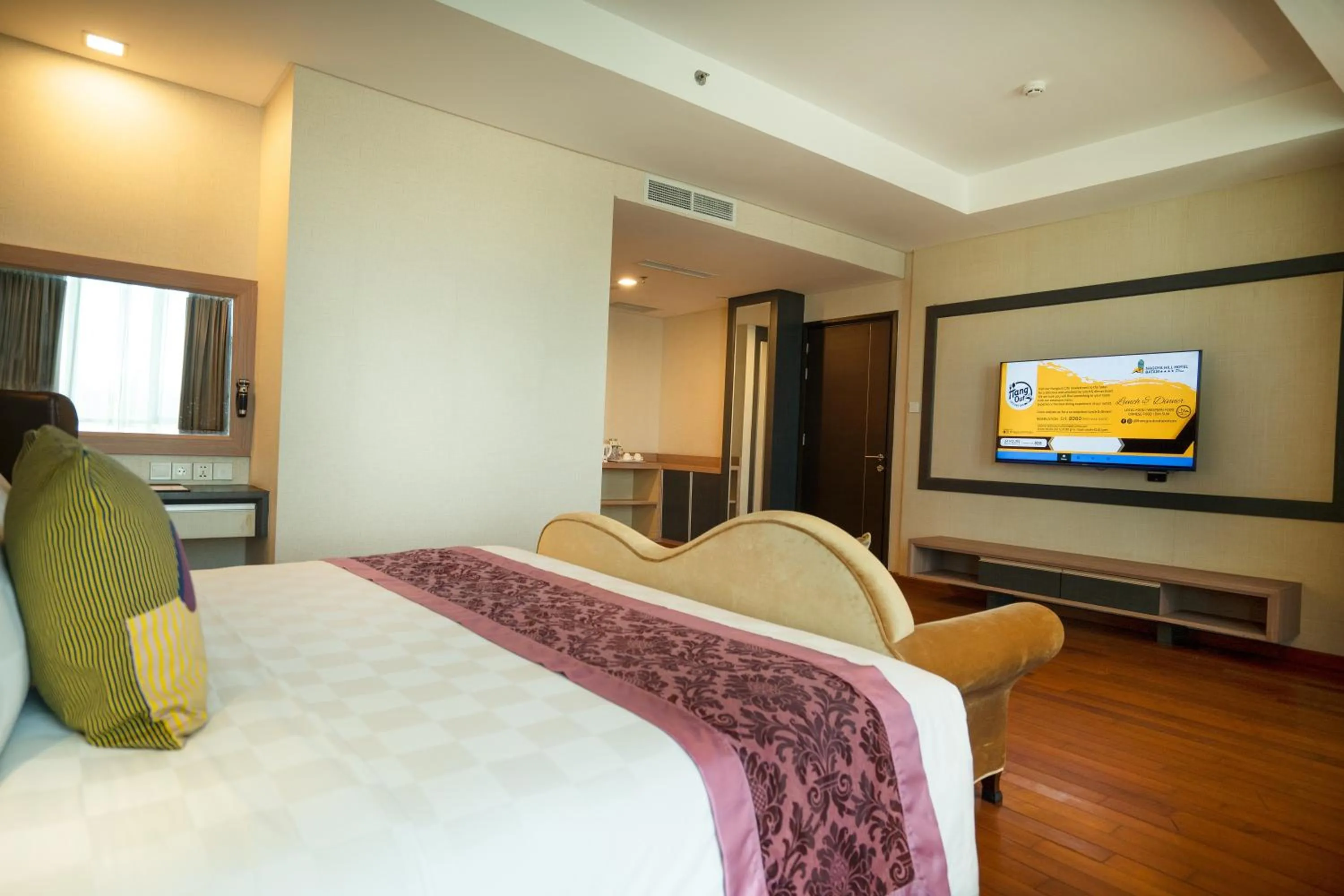 Bedroom, Bed in Nagoya Hill Hotel Batam
