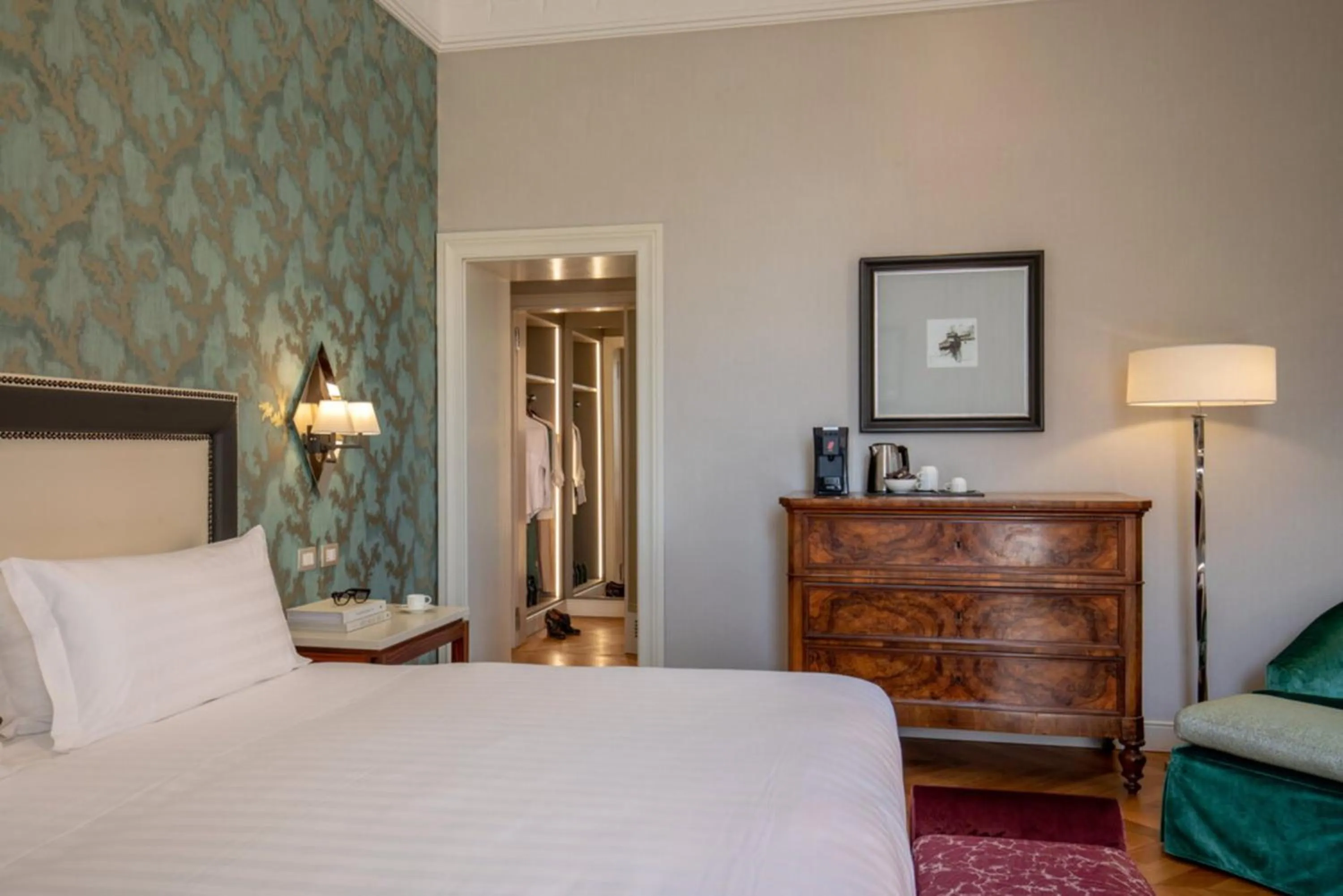 Bed in Rose Garden Palace Roma by OMNIA hotels