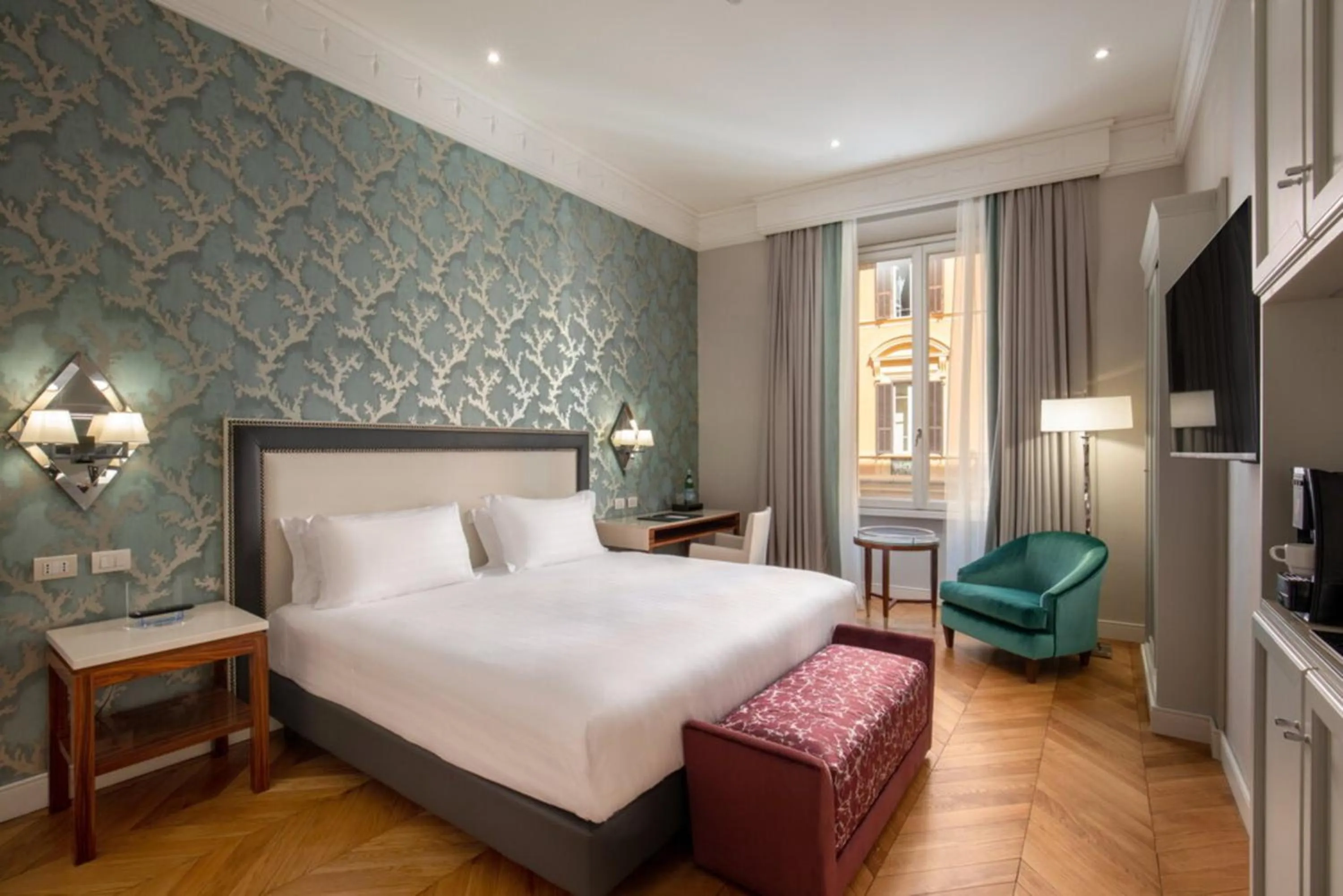 Bed in Rose Garden Palace Roma by OMNIA hotels
