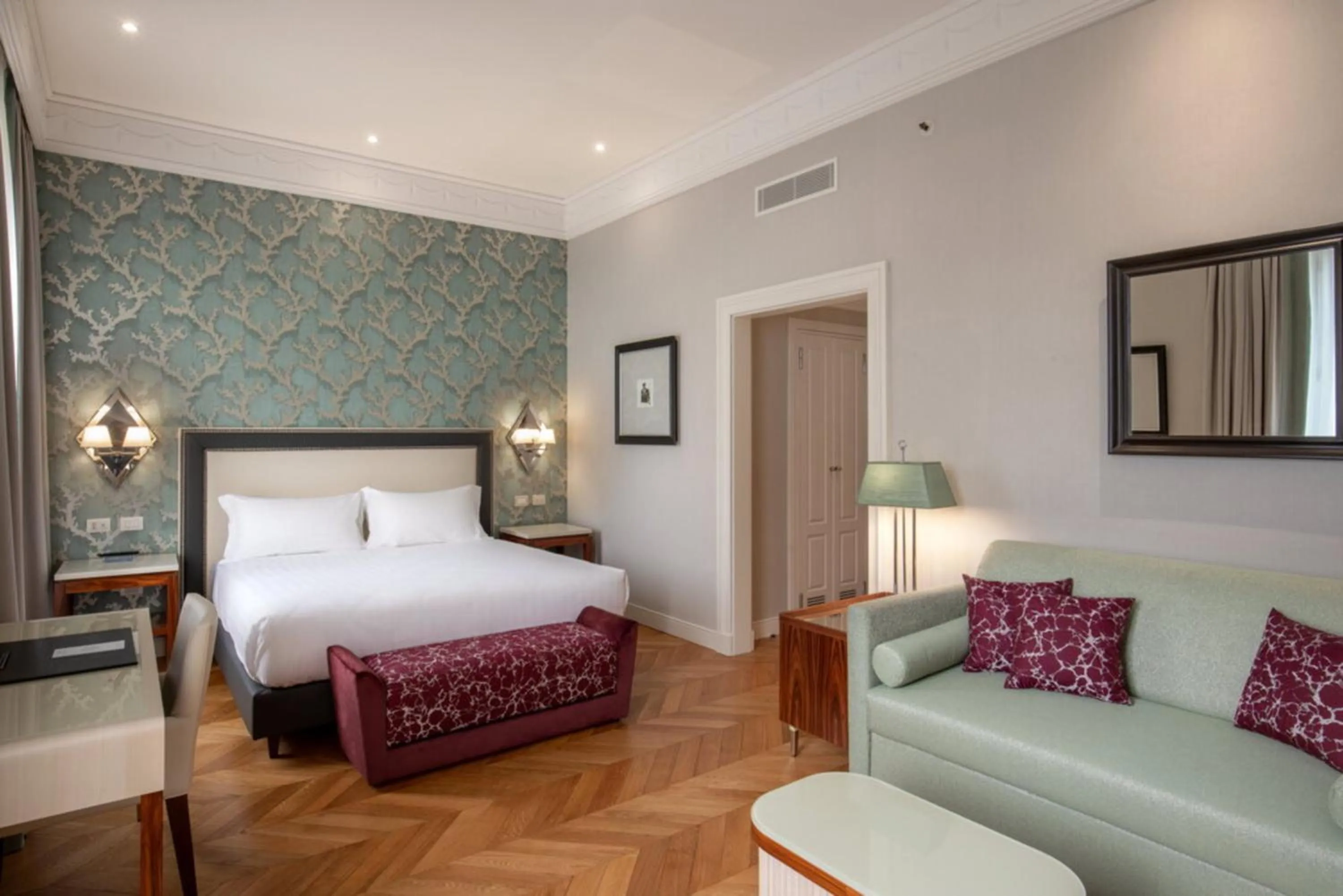 Bed in Rose Garden Palace Roma by OMNIA hotels