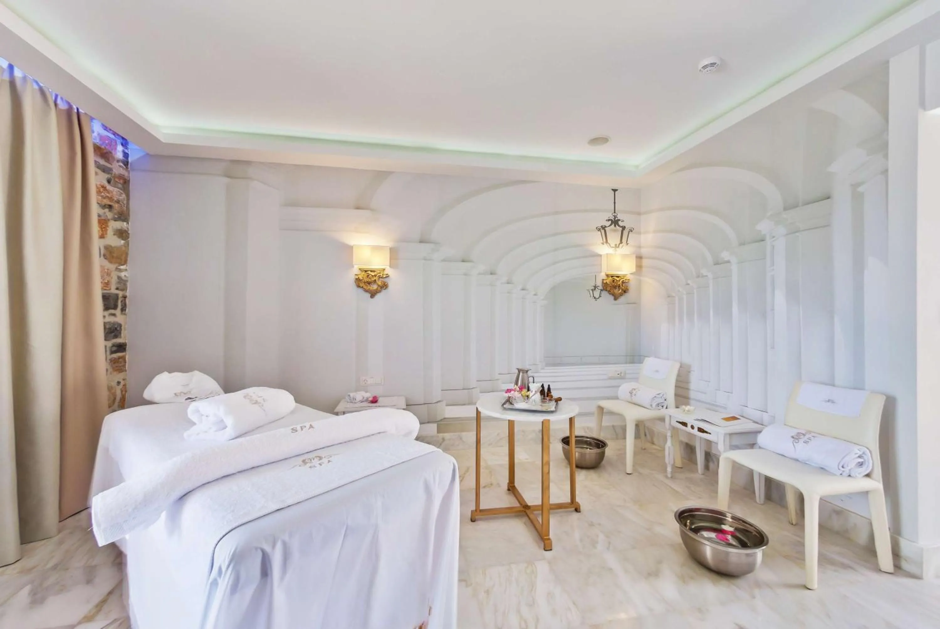 Photo of the whole room, Bed in Royal Marmin Bay Boutique & Art Hotel