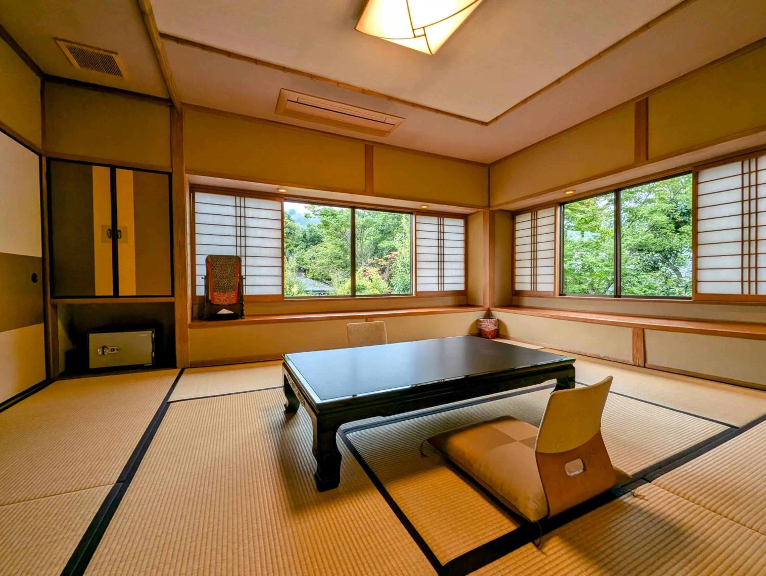 Photo of the whole room in Ryoso Yufuin Yamadaya
