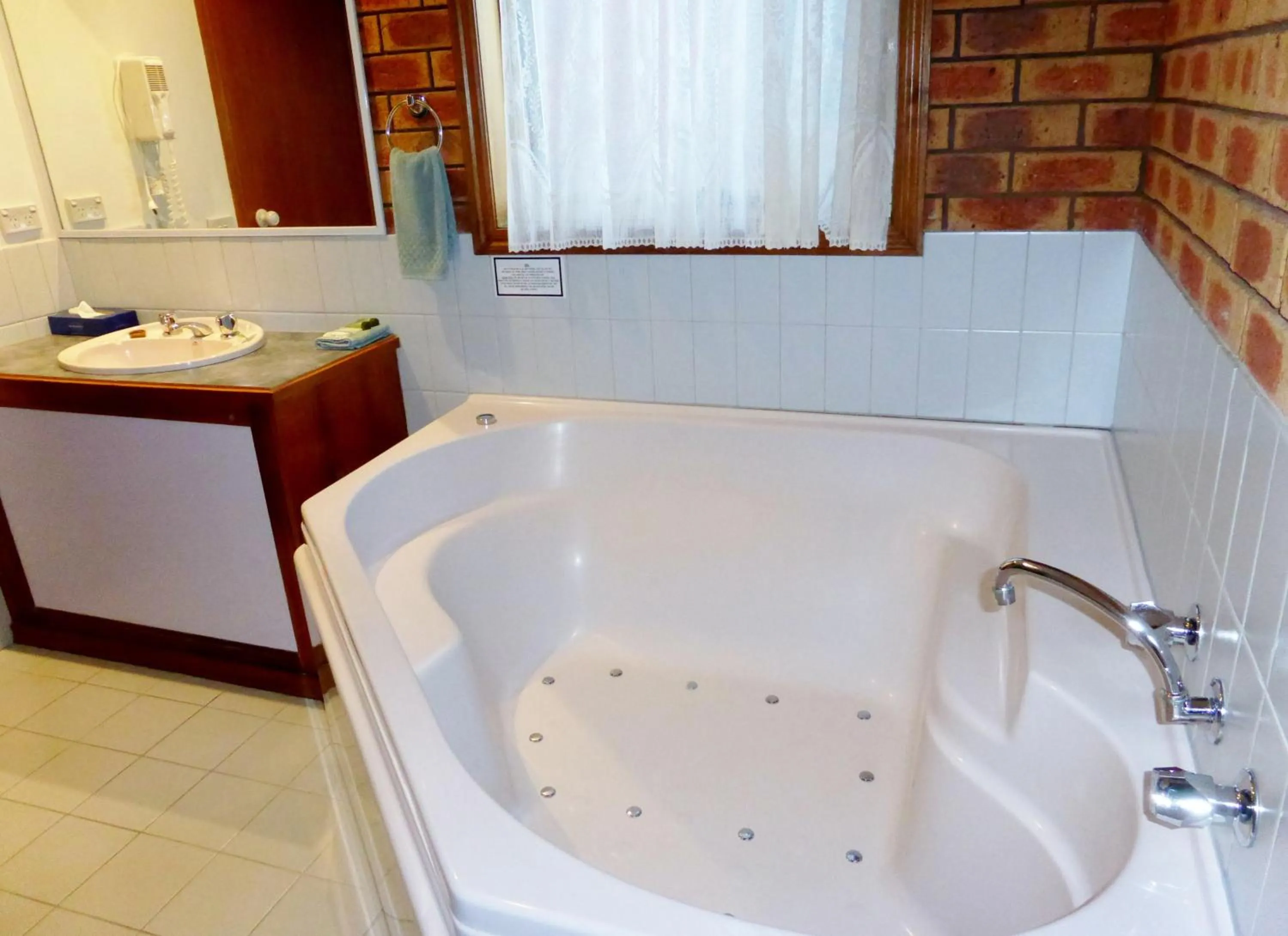 Bathroom in Victoriana Motor Inn