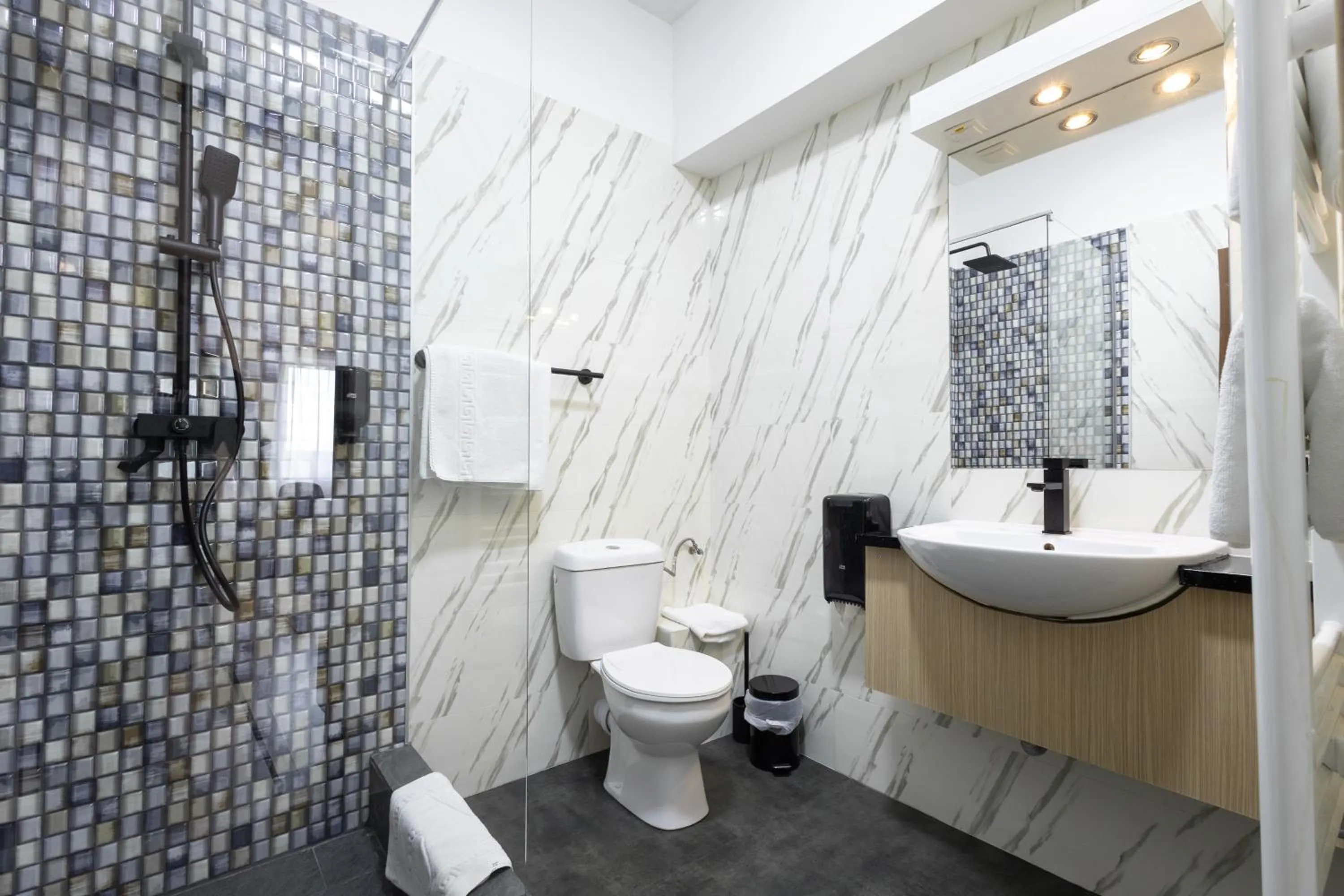 Shower in Apart Hotel Bonjour Cluj