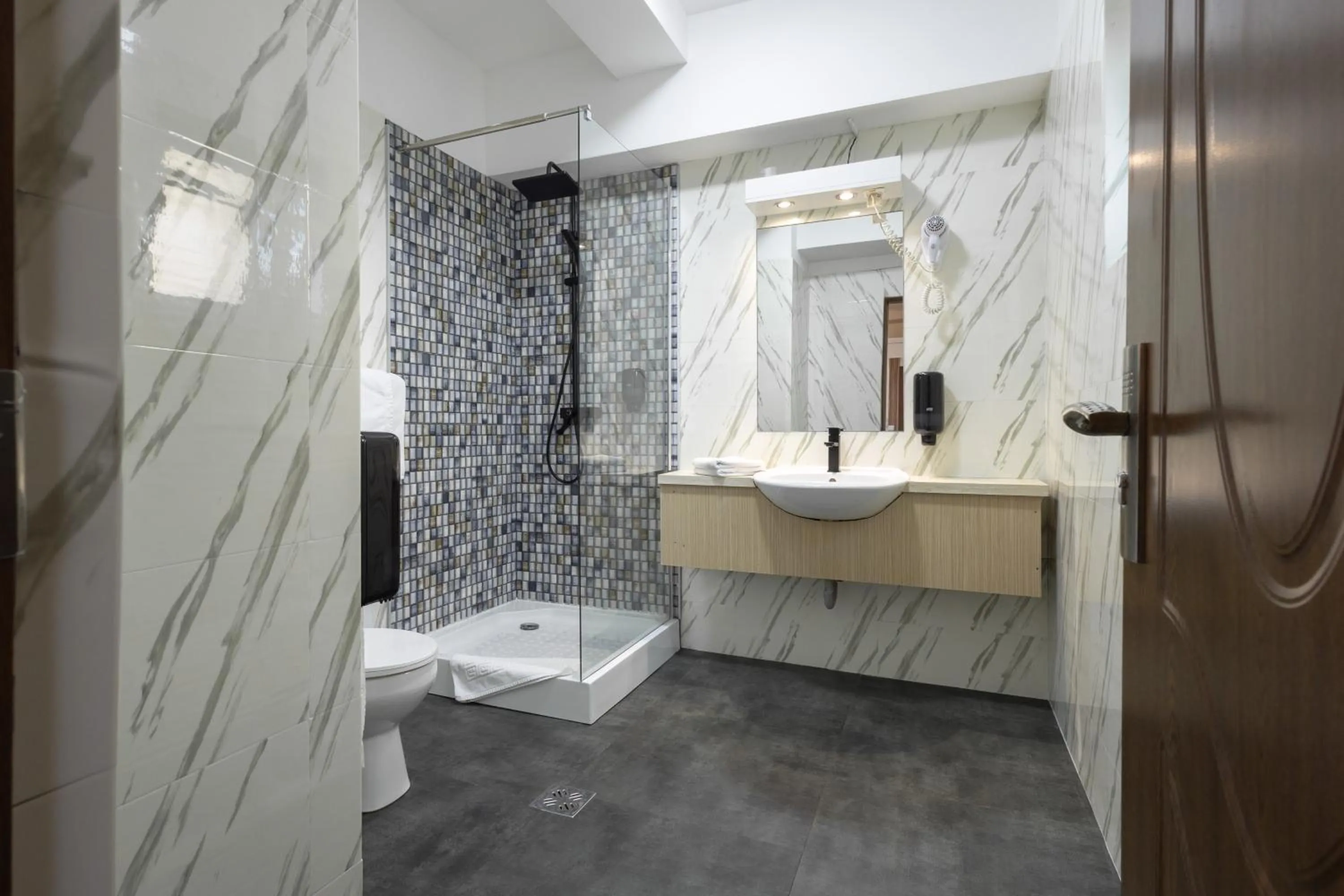 Shower in Apart Hotel Bonjour Cluj