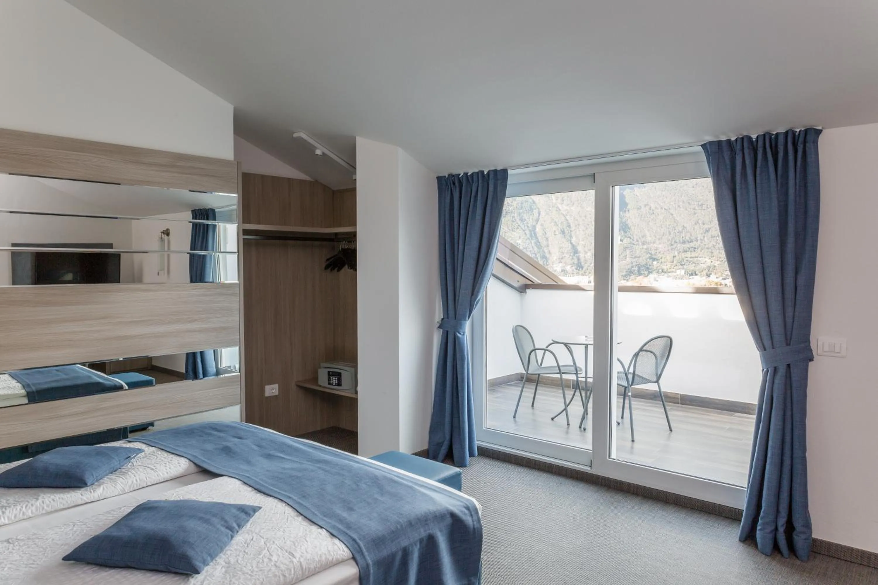 Superior King Room with Balcony and Lake View in Hotel Benacus Panoramic