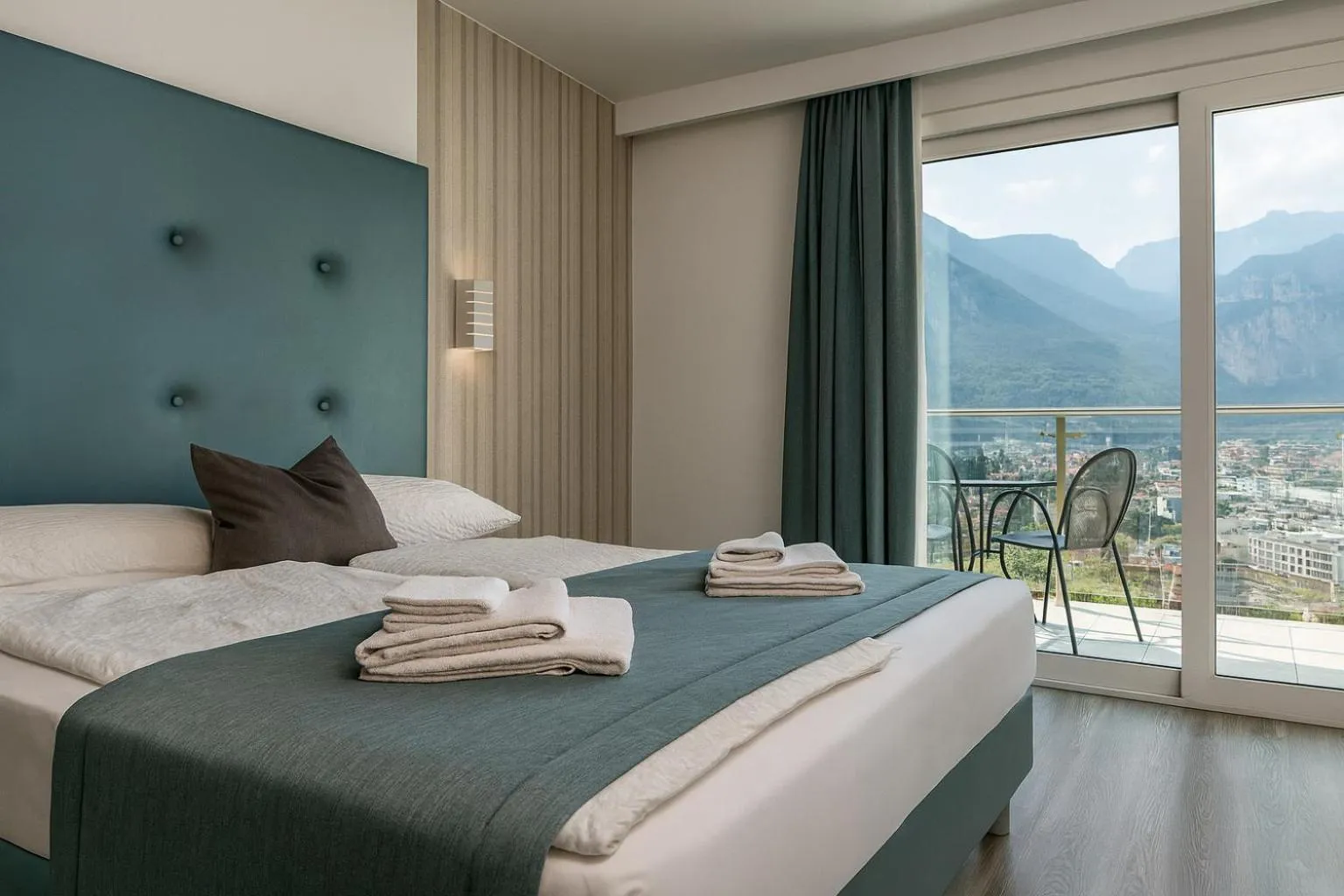 Bedroom, Bed in Hotel Benacus Panoramic