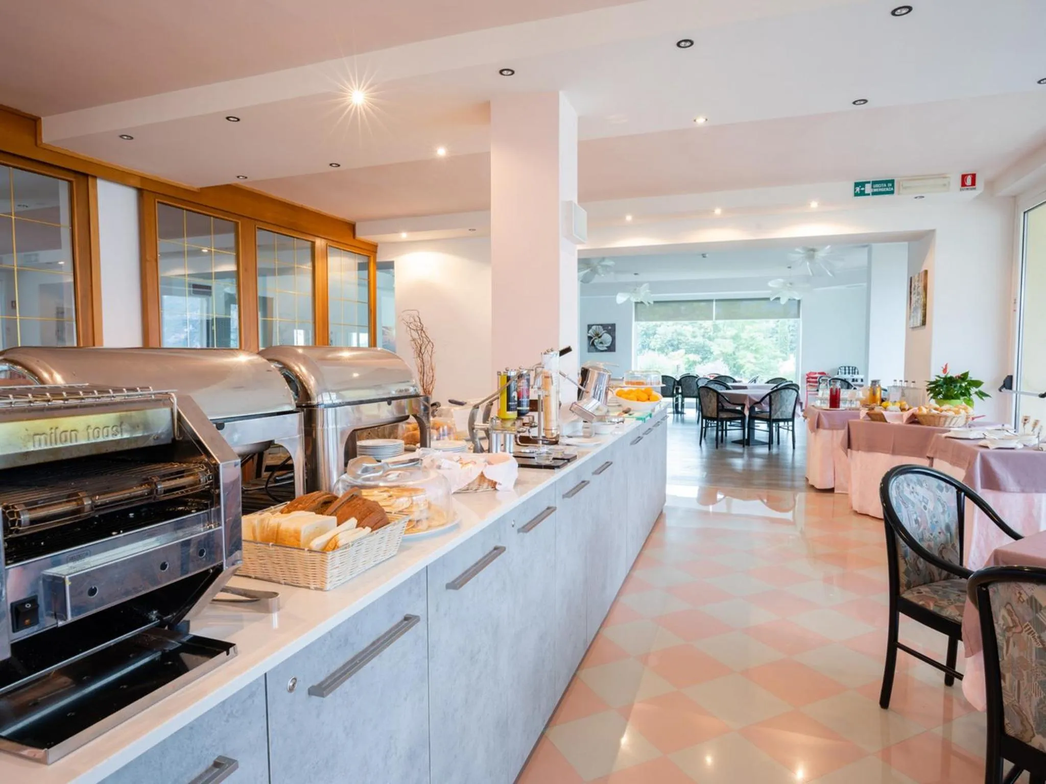 Restaurant/places to eat in Hotel Benacus Panoramic