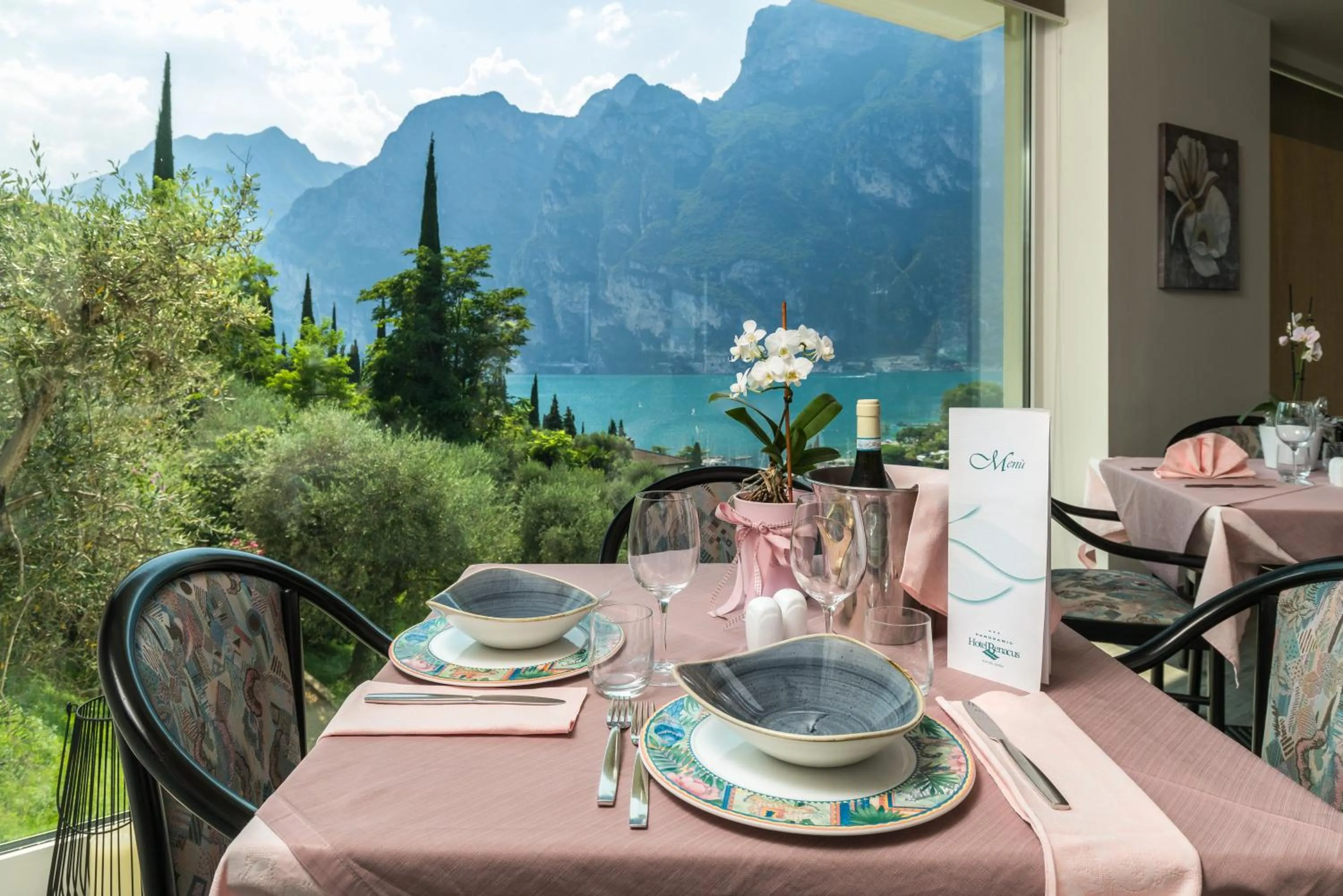 Restaurant/places to eat in Hotel Benacus Panoramic