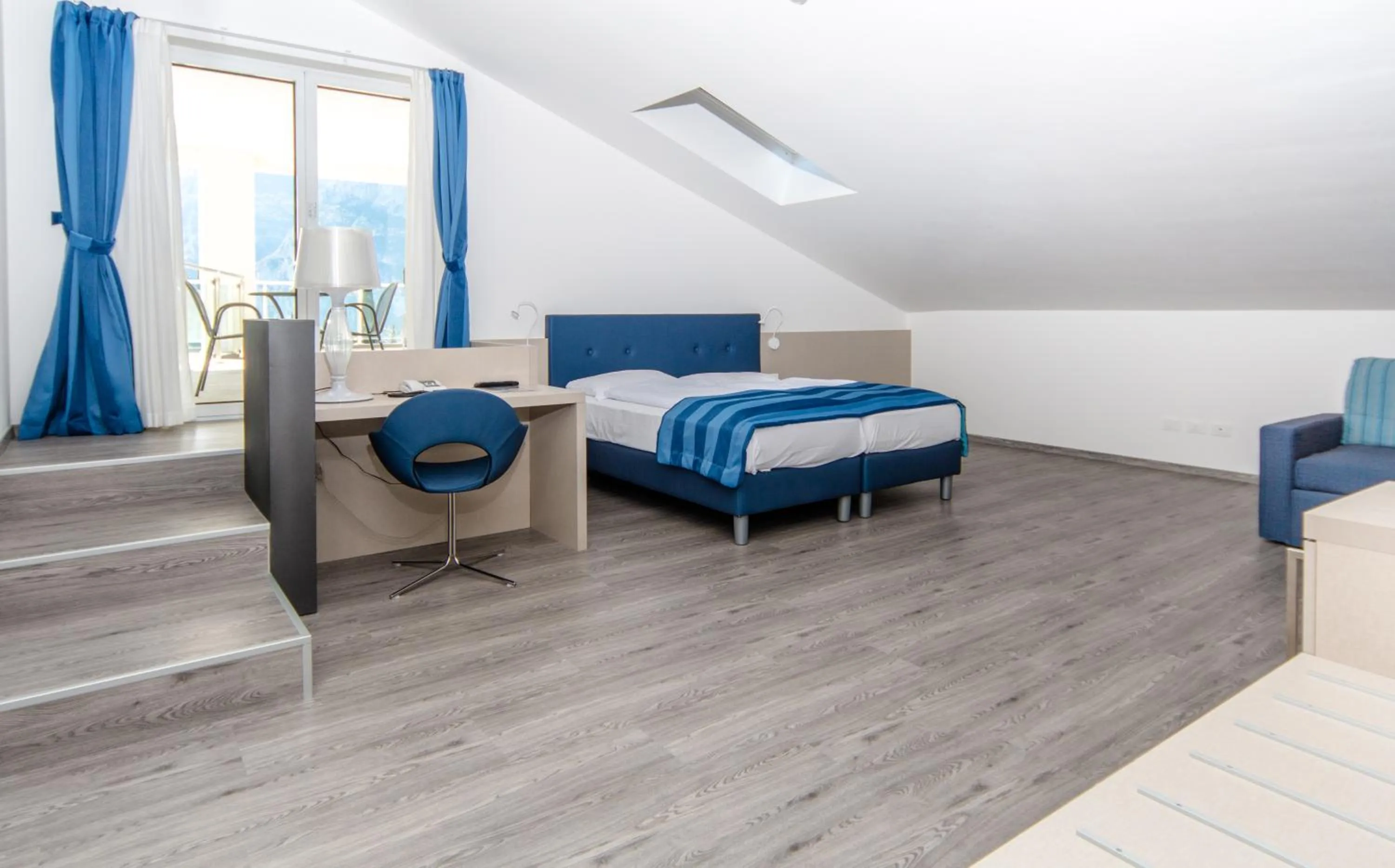 Deluxe King Room with Terrace and Lake View in Hotel Benacus Panoramic