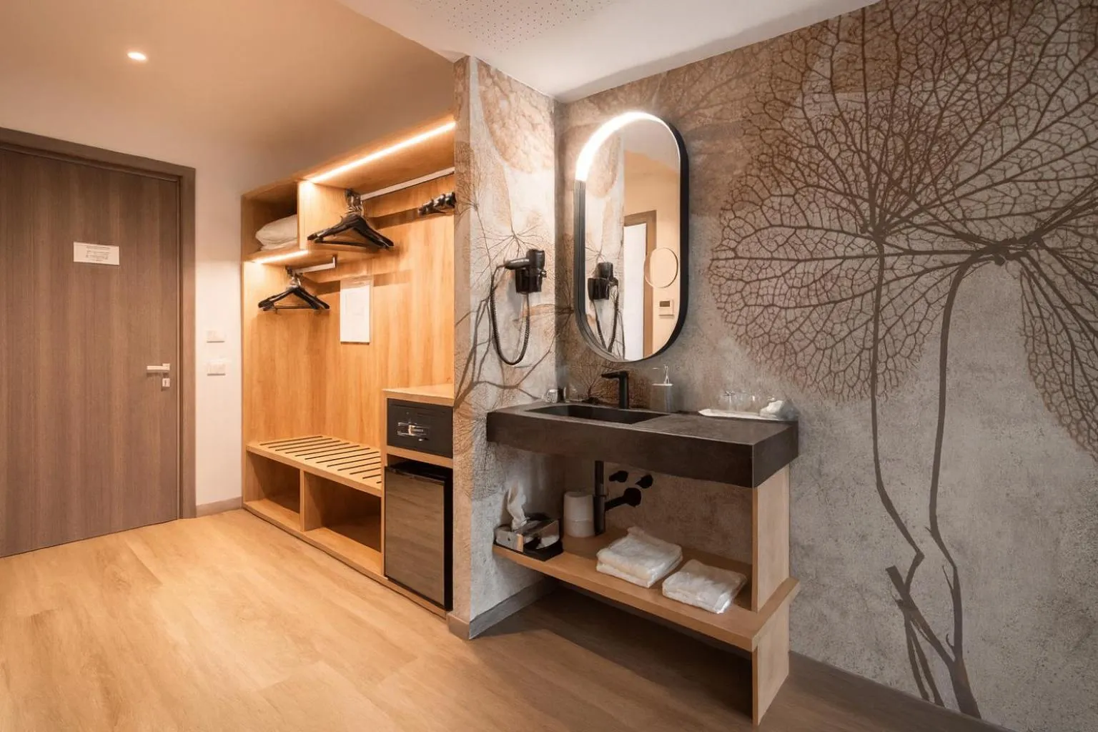 wardrobe in Hotel Benacus Panoramic