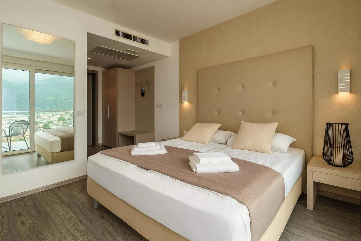 Bedroom, Bed in Hotel Benacus Panoramic