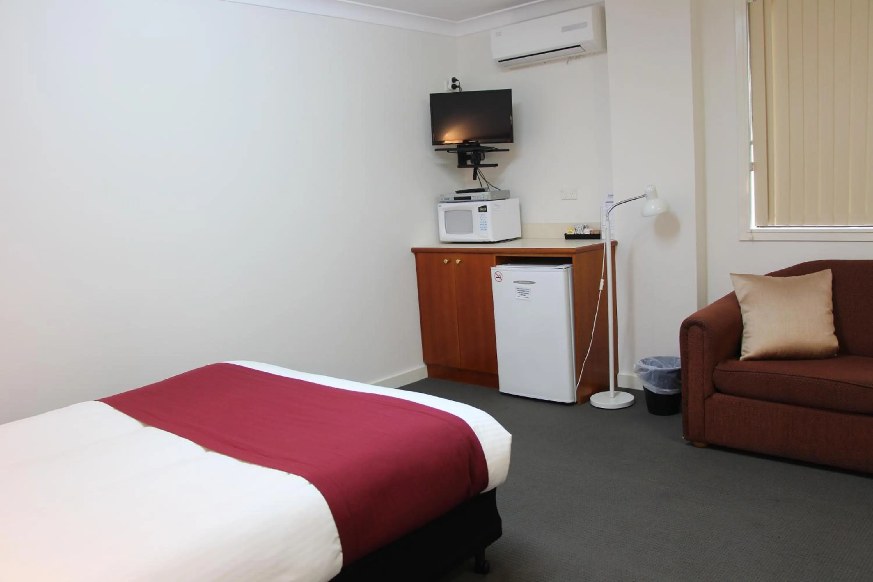 Bedroom, Bed in The Pioneer Way Motel