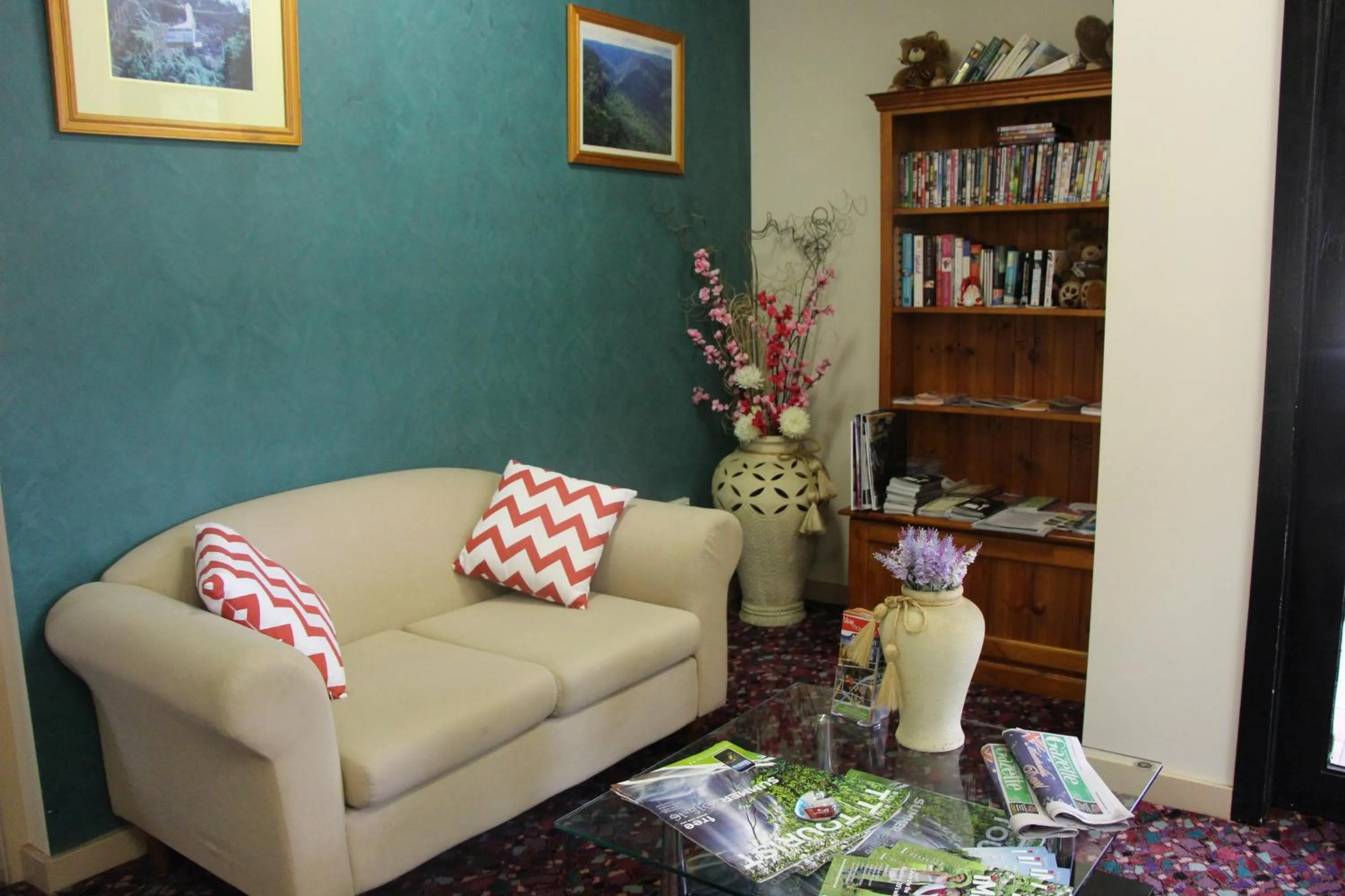 Living room in The Pioneer Way Motel