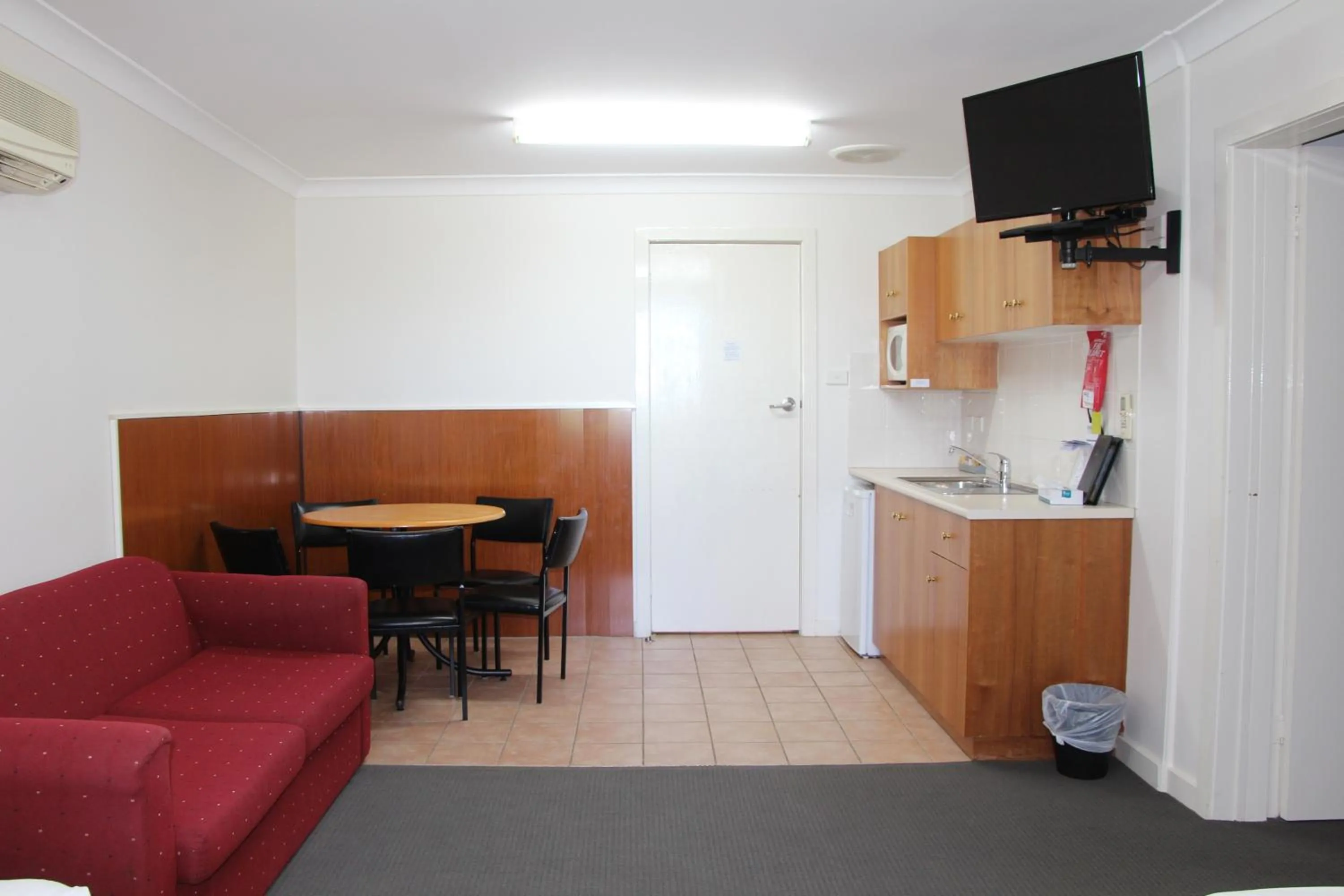 Kitchen or kitchenette in The Pioneer Way Motel