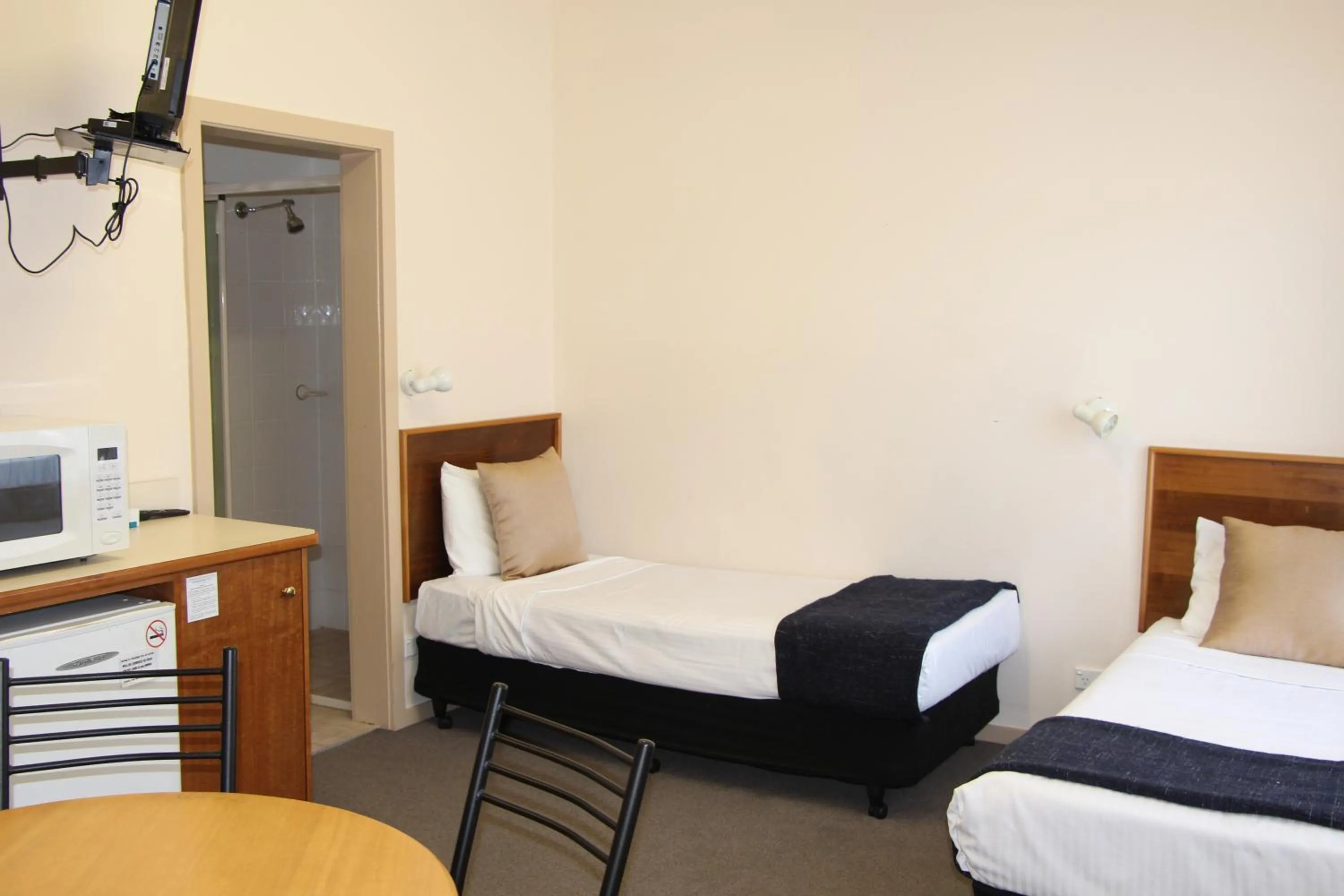 Bedroom, Bed in The Pioneer Way Motel