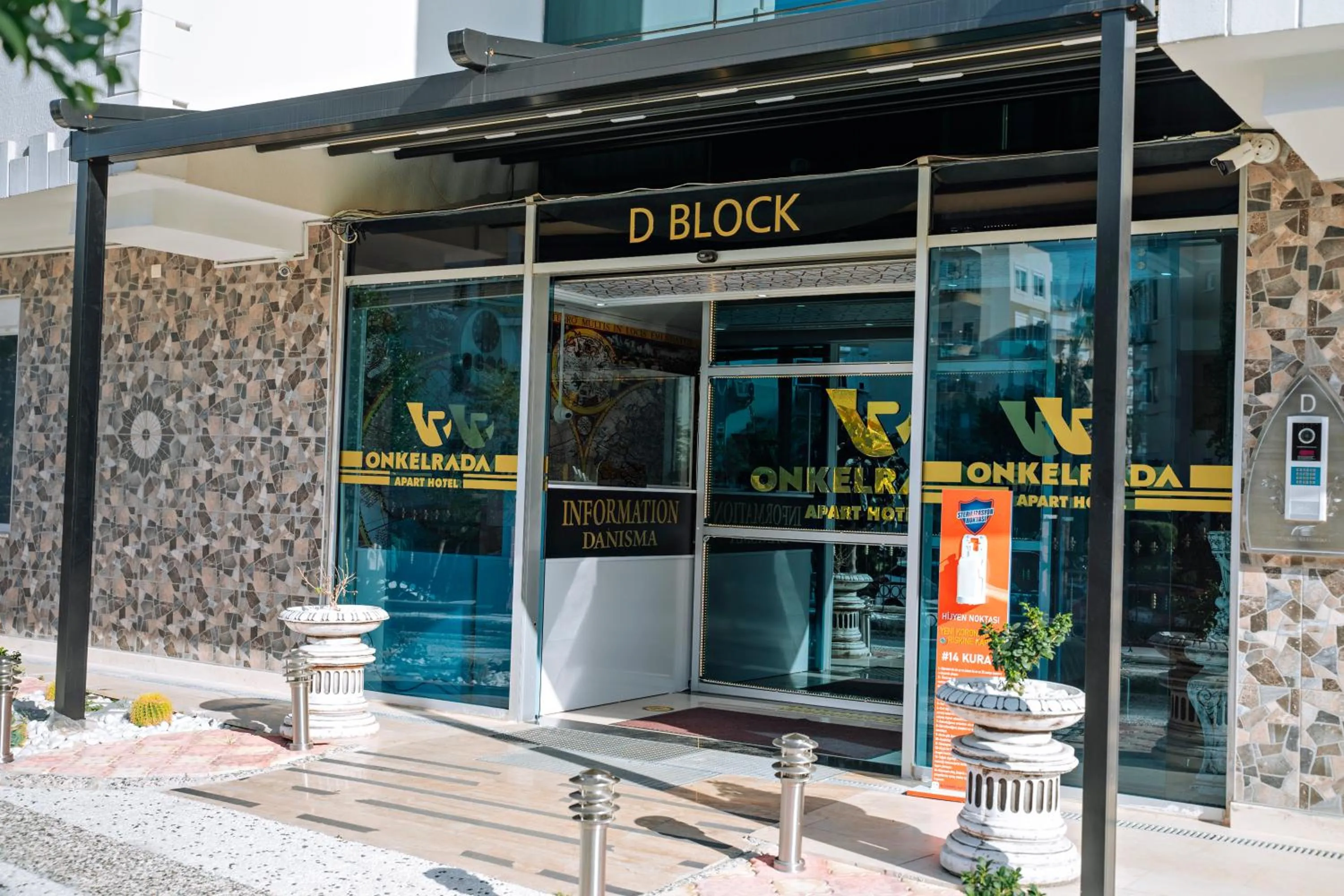 Facade/entrance in Onkel Rada Apart Hotel