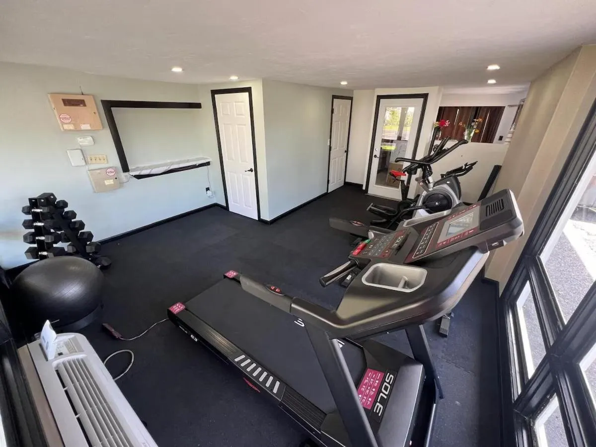 Fitness centre/facilities in Harborside Suites