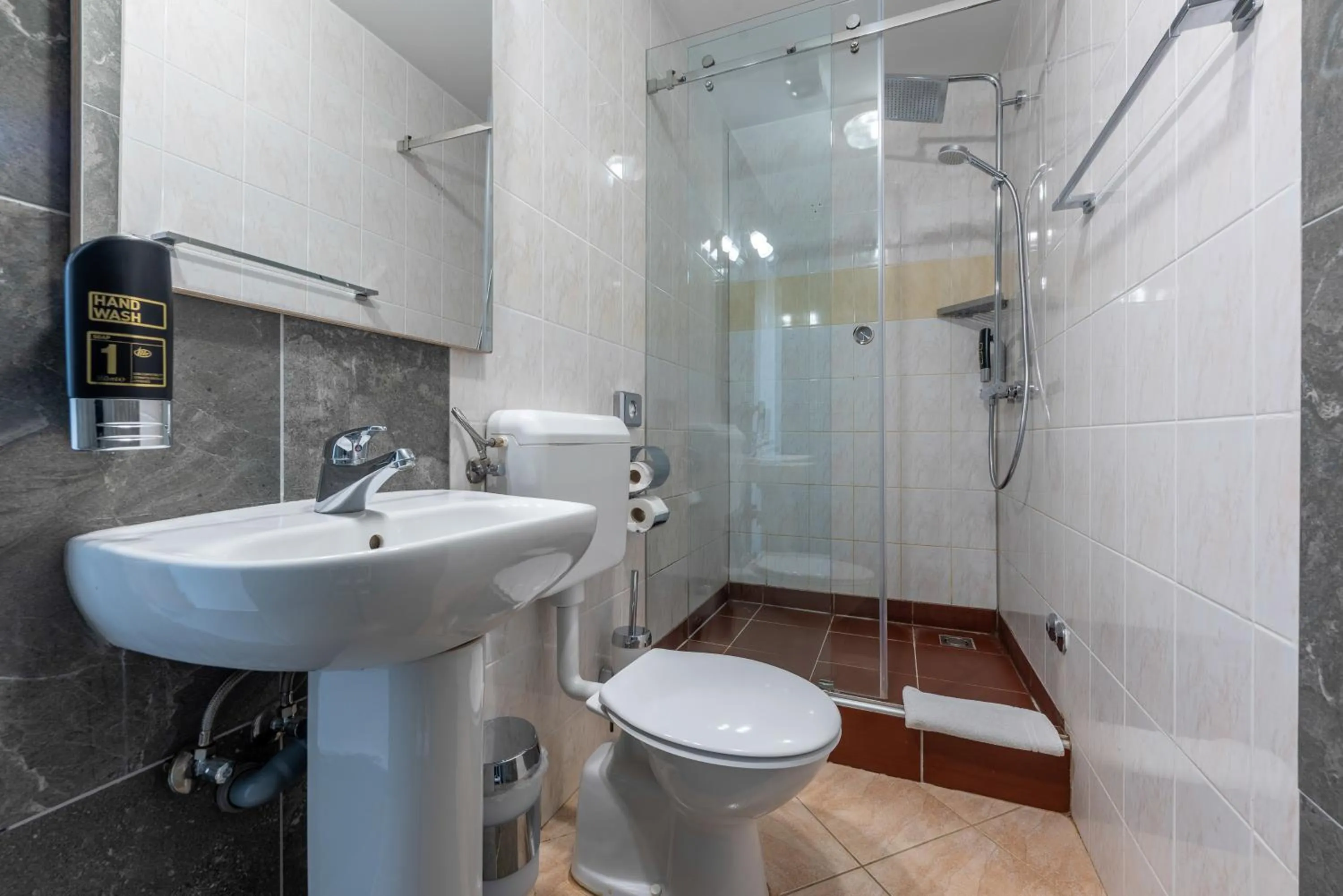 Shower in Aparthotel Plat