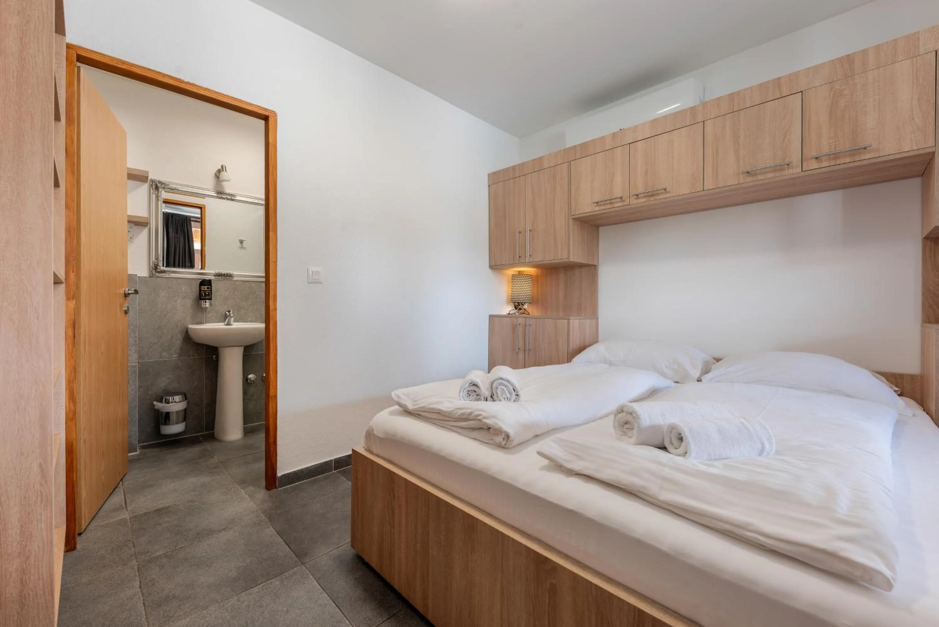 Bathroom, Bed in Aparthotel Plat