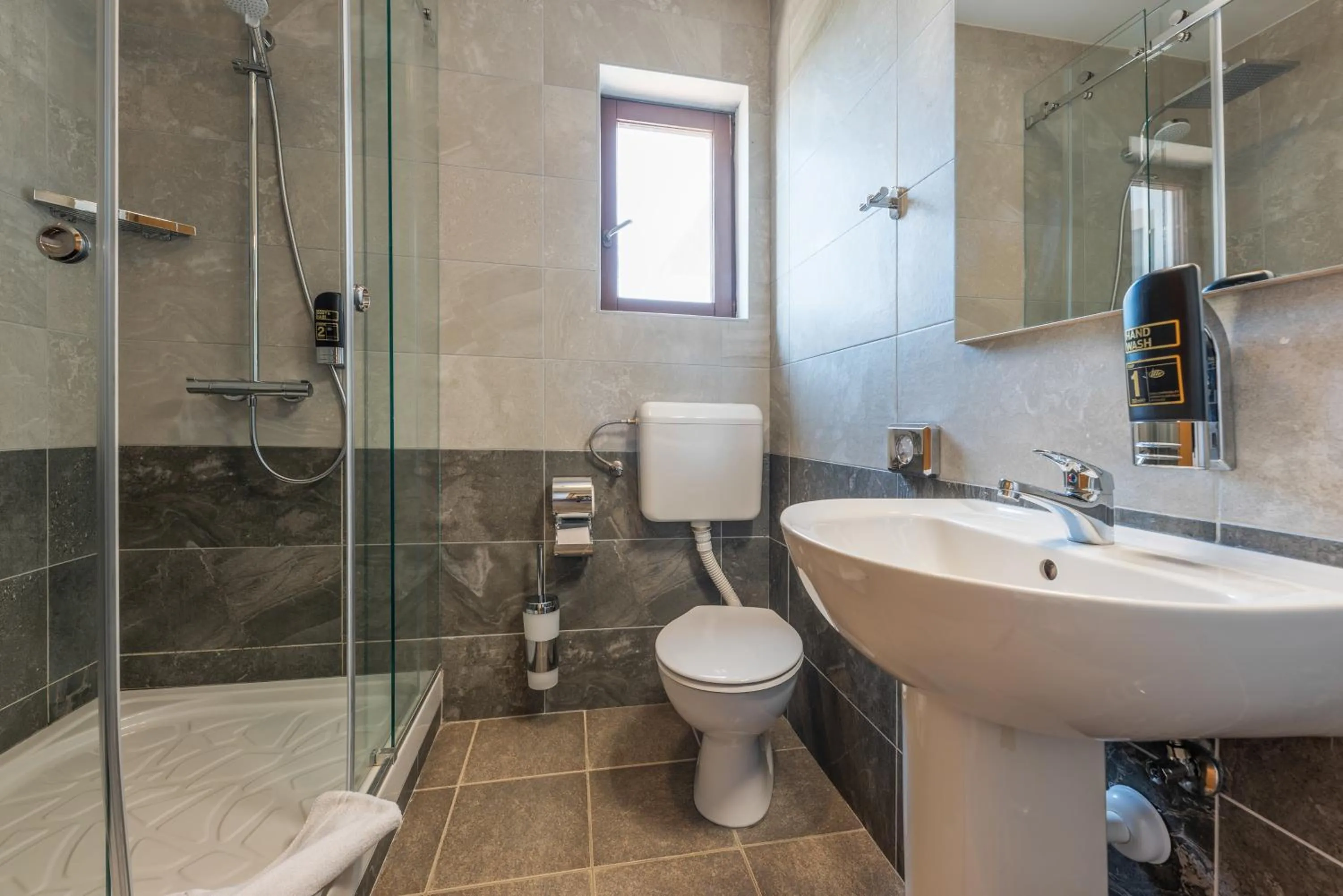 Shower in Aparthotel Plat