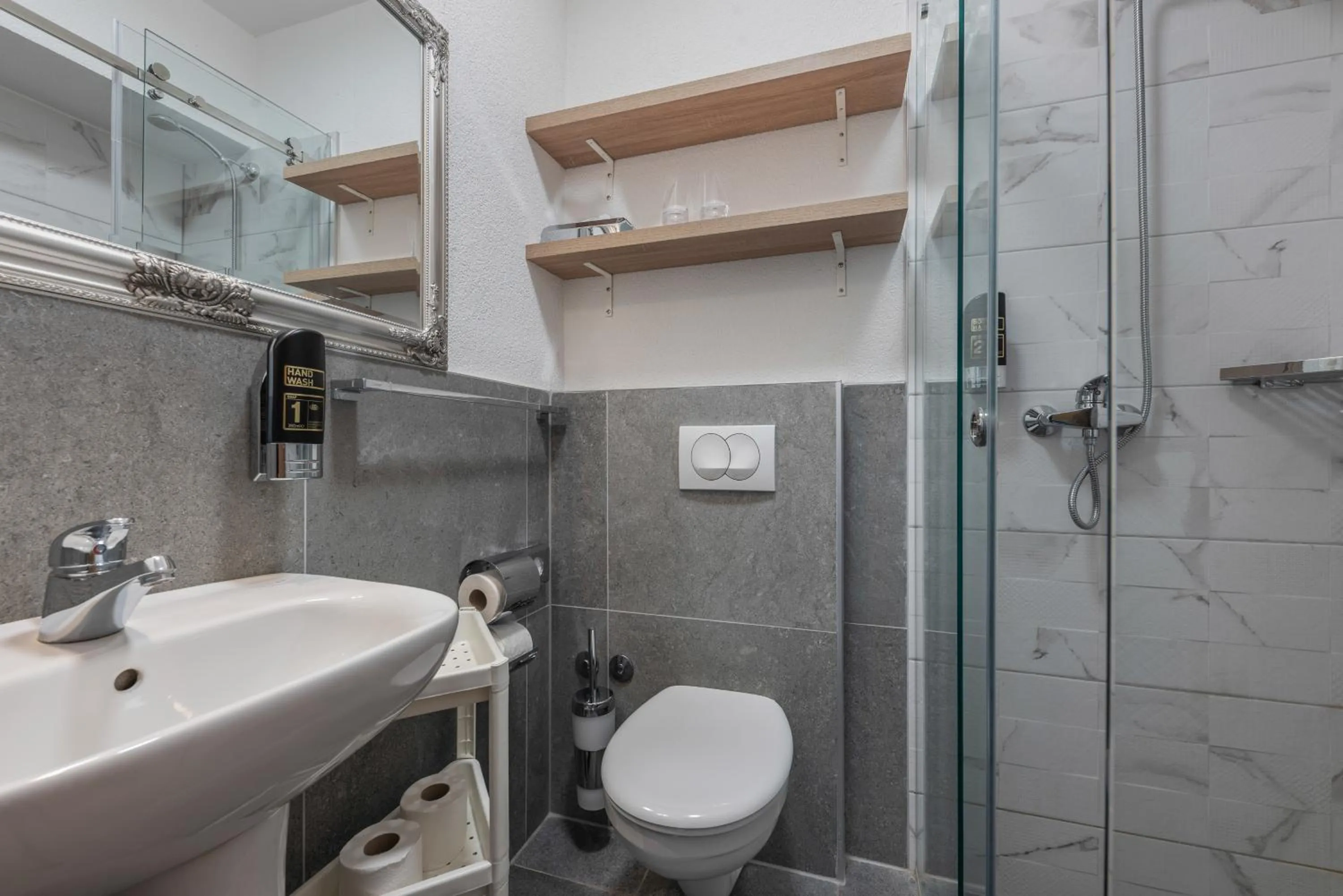 Bathroom in Aparthotel Plat