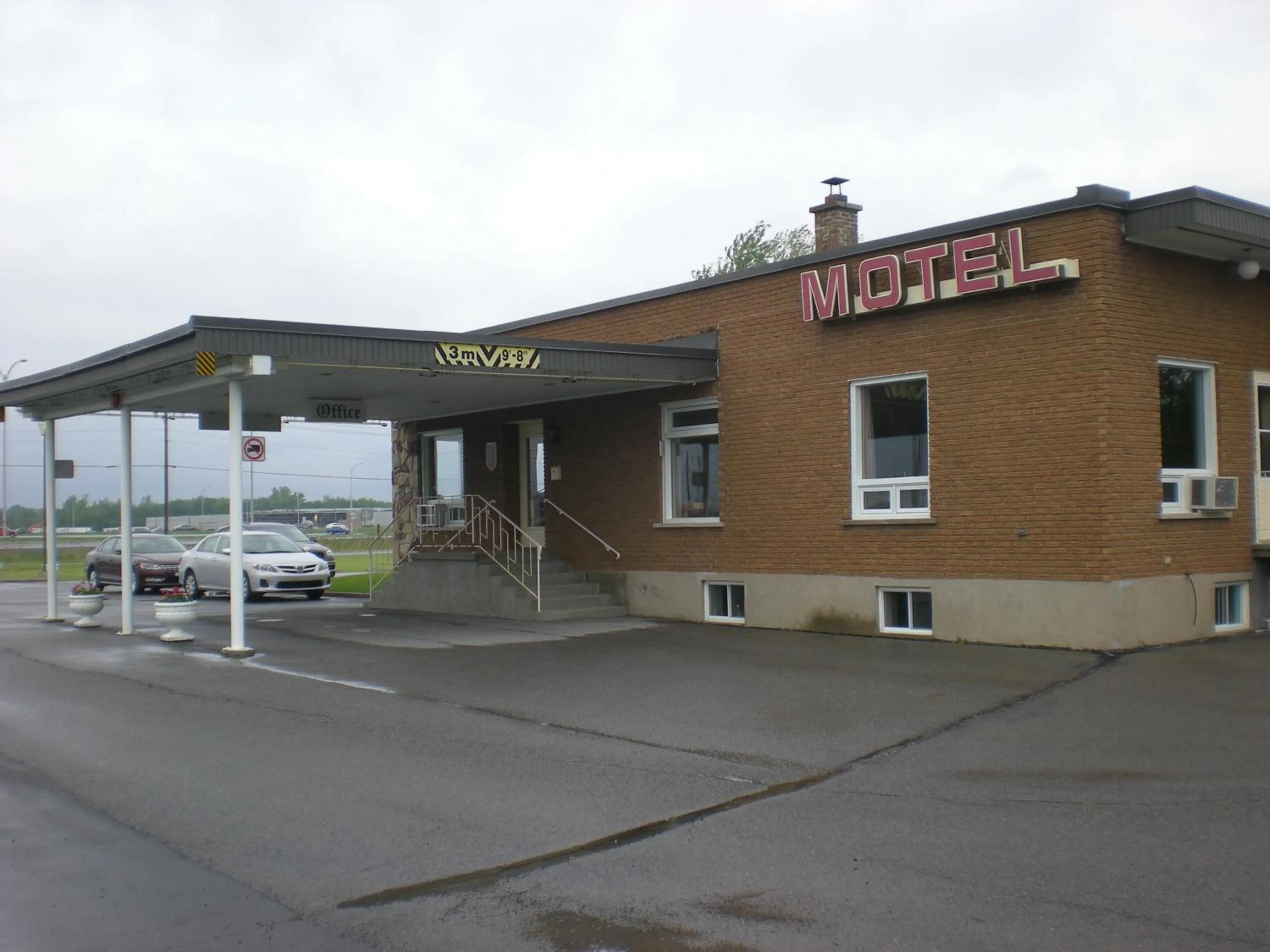 Property building in Motel Vaudreuil