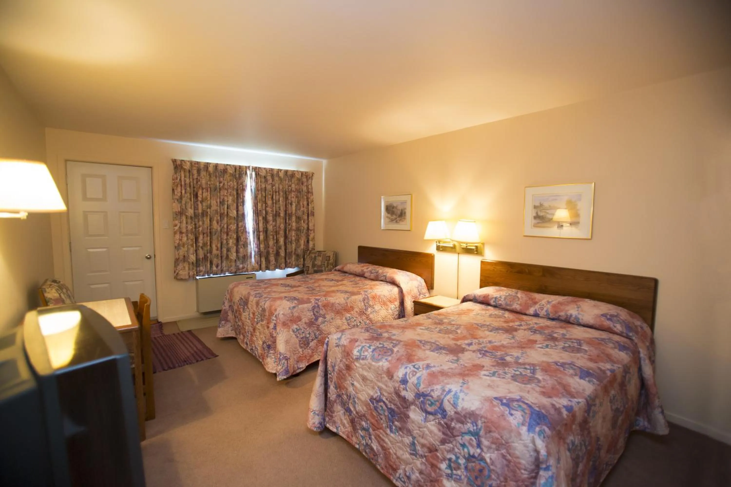 Photo of the whole room, Bed in Motel Vaudreuil