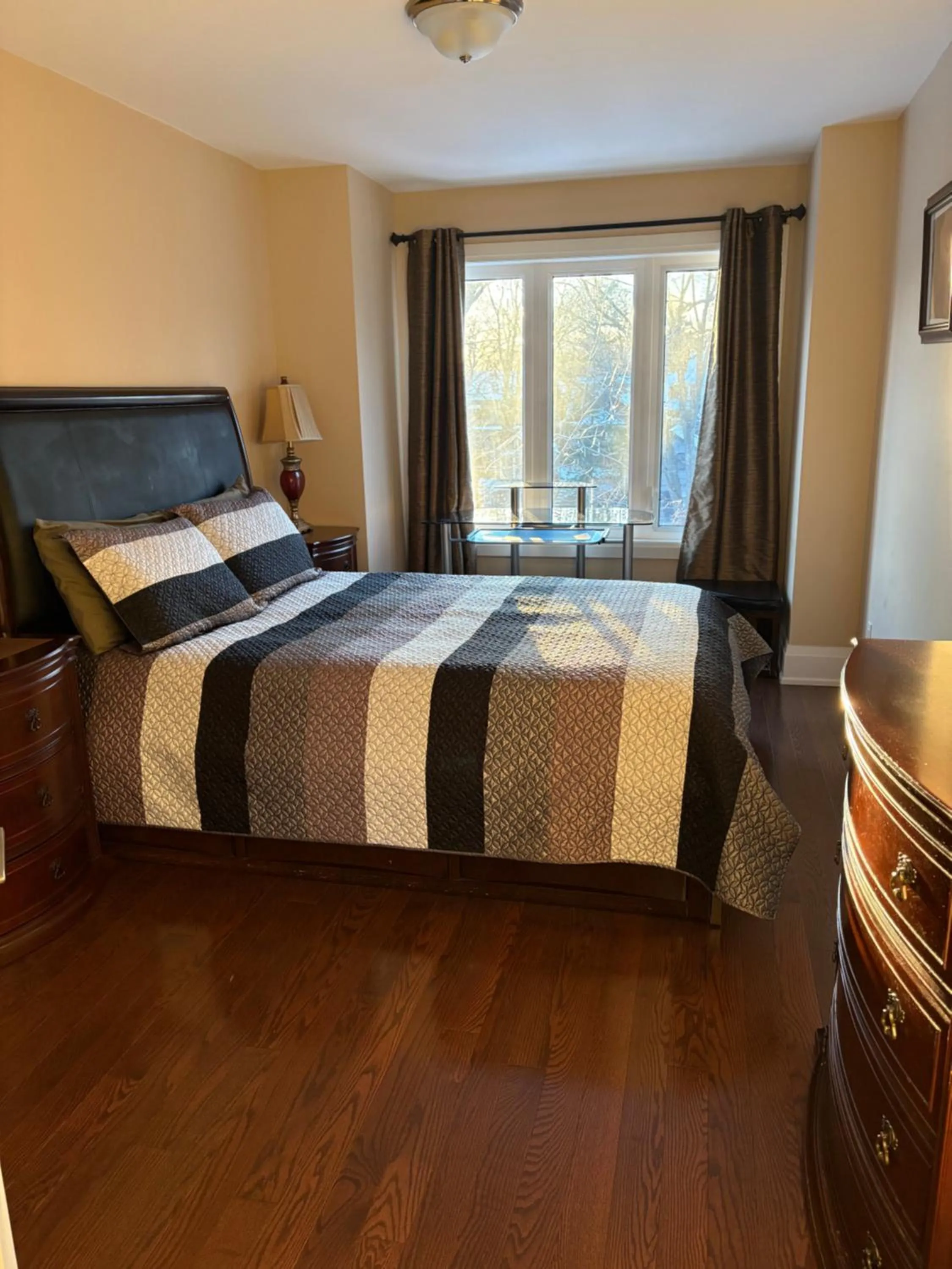 Bed in Luxury Home - Upper Toronto Beaches