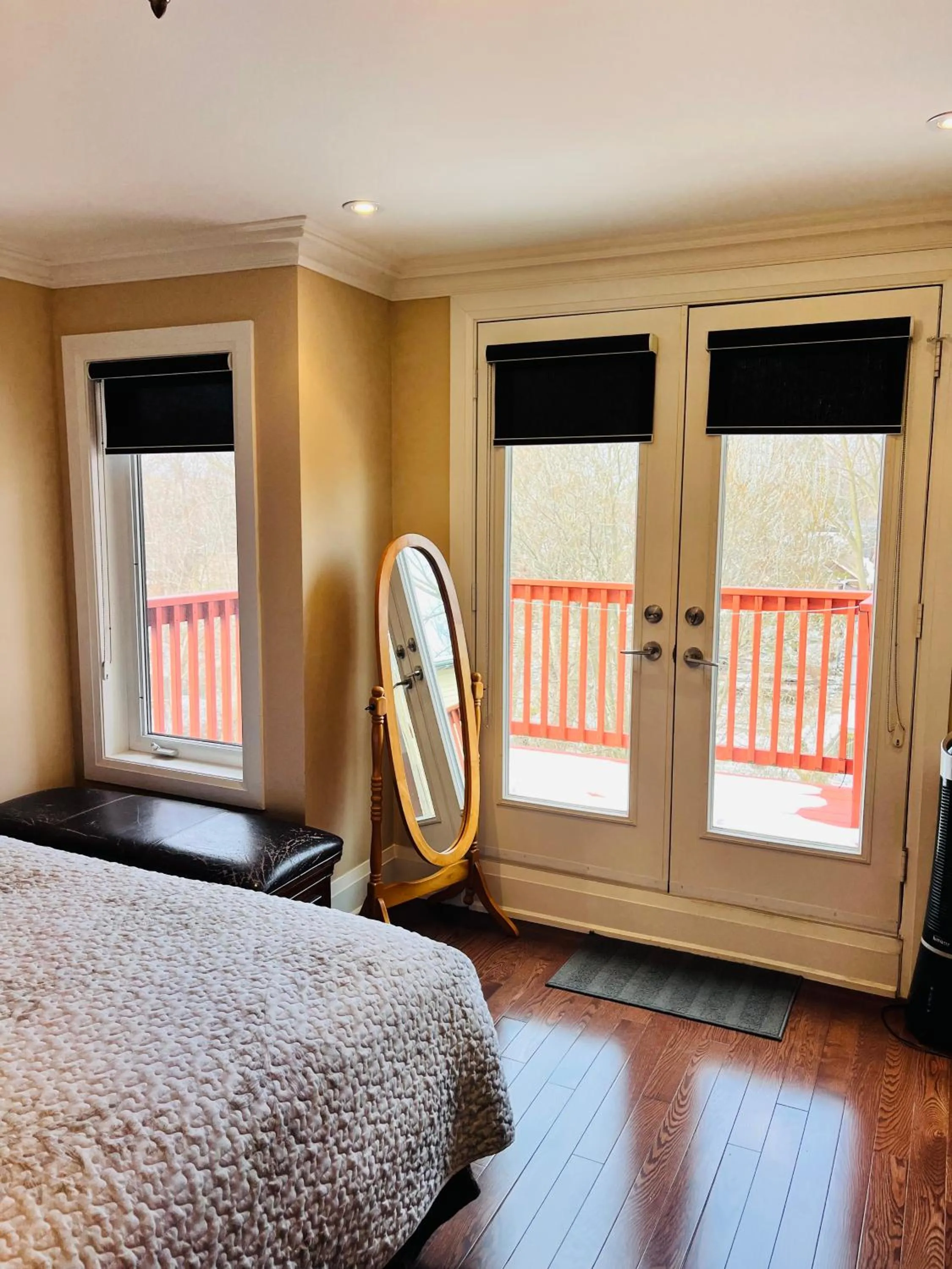 Bed in Luxury Home - Upper Toronto Beaches