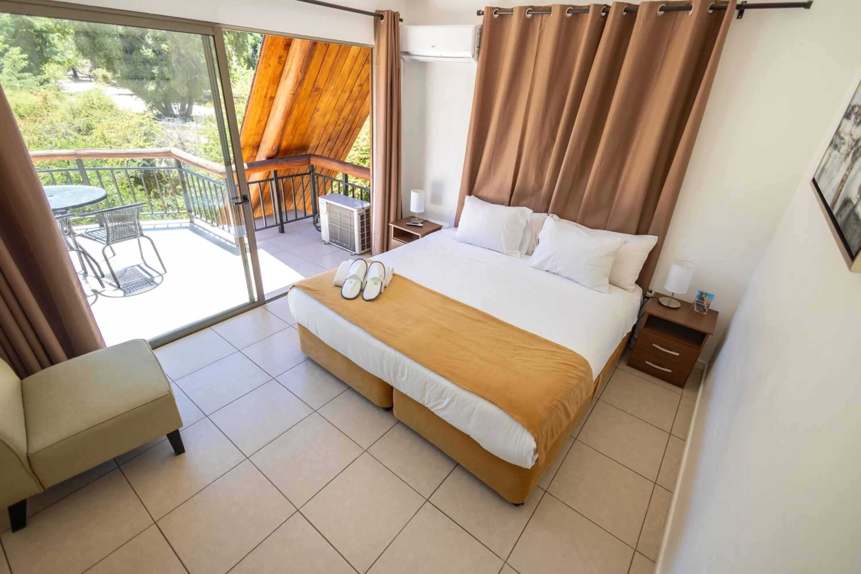 Bed in San Francisco Lodge