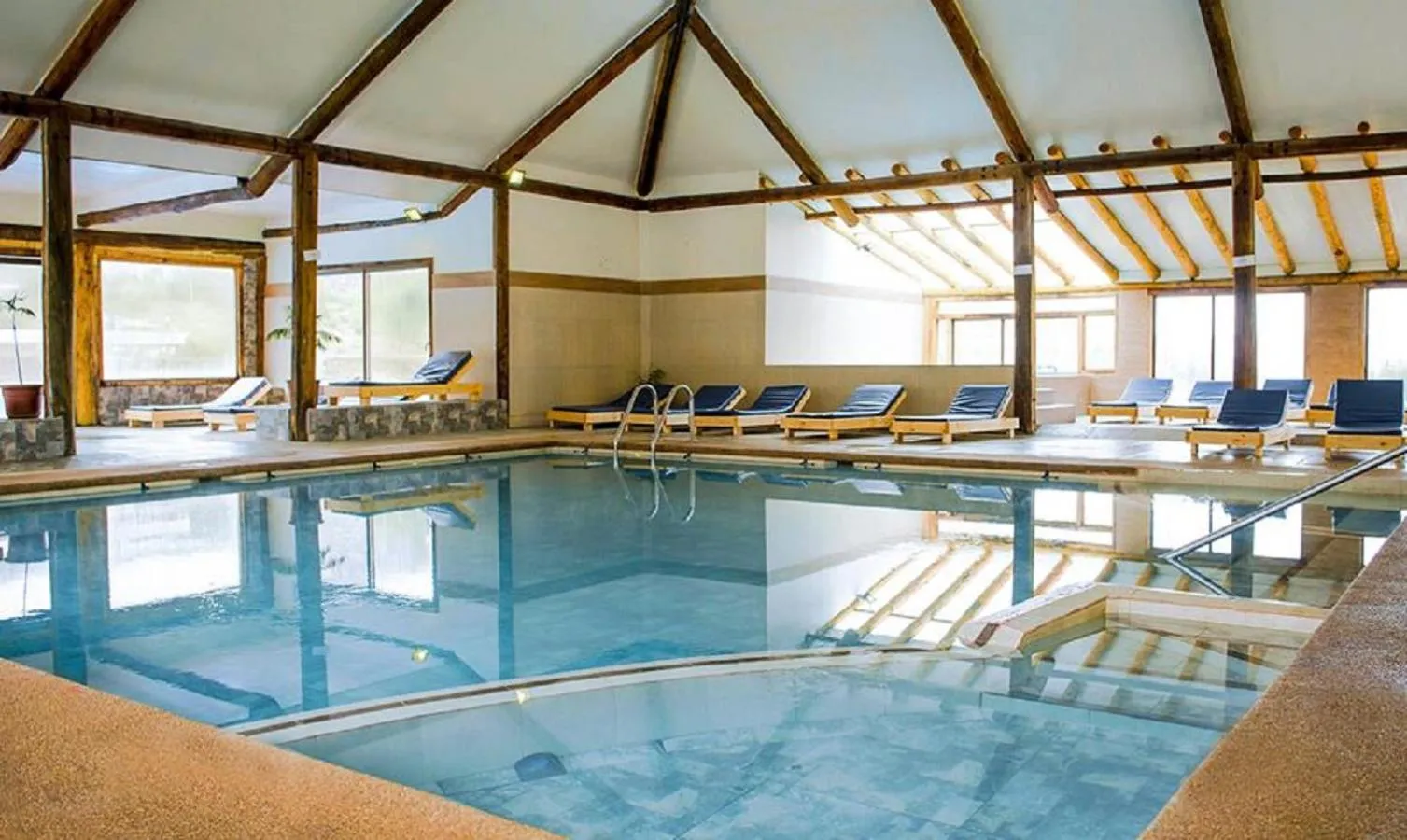 Swimming pool in San Francisco Lodge