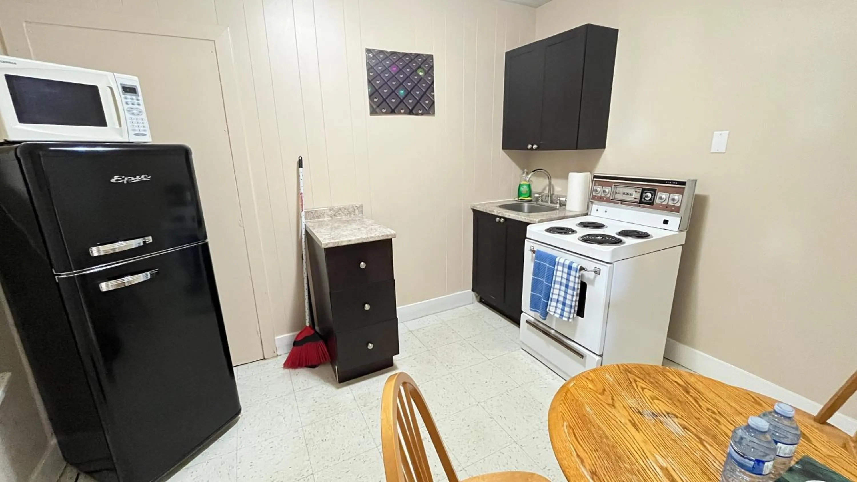 Admiral's Quay Motel & Suites