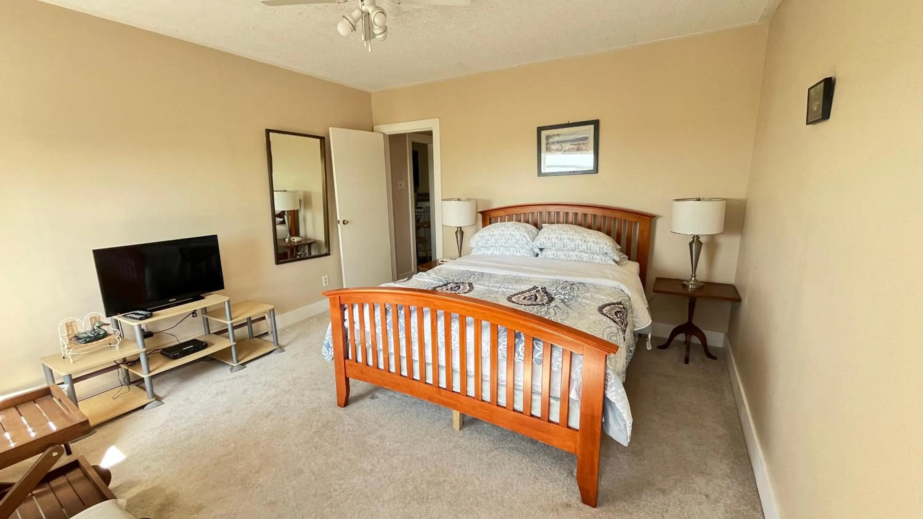 Bed in Admiral's Quay Motel & Suites